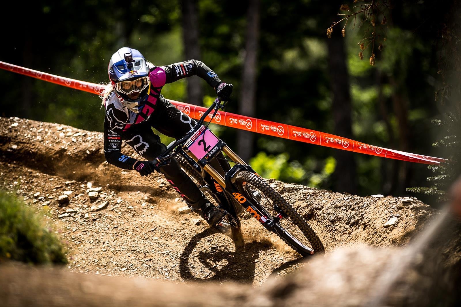 Von p. Downhill Tahnee Seagrave. Гамаши MTB даунхилл. Розовый велосипед даунхилл. Геометрии даунхильного велосипеда.