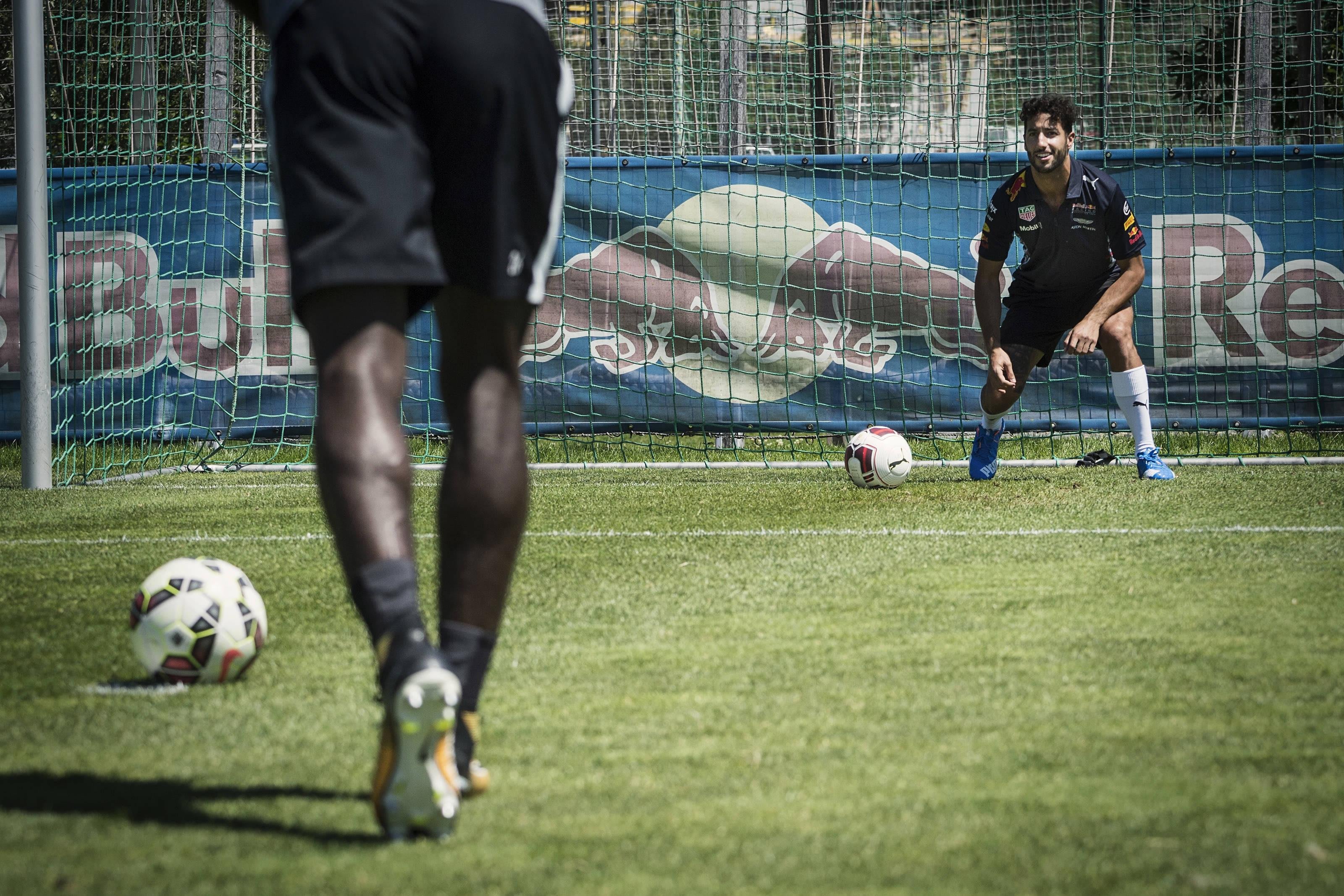 Verstappen/Ricciardo football training *video* Red Bull