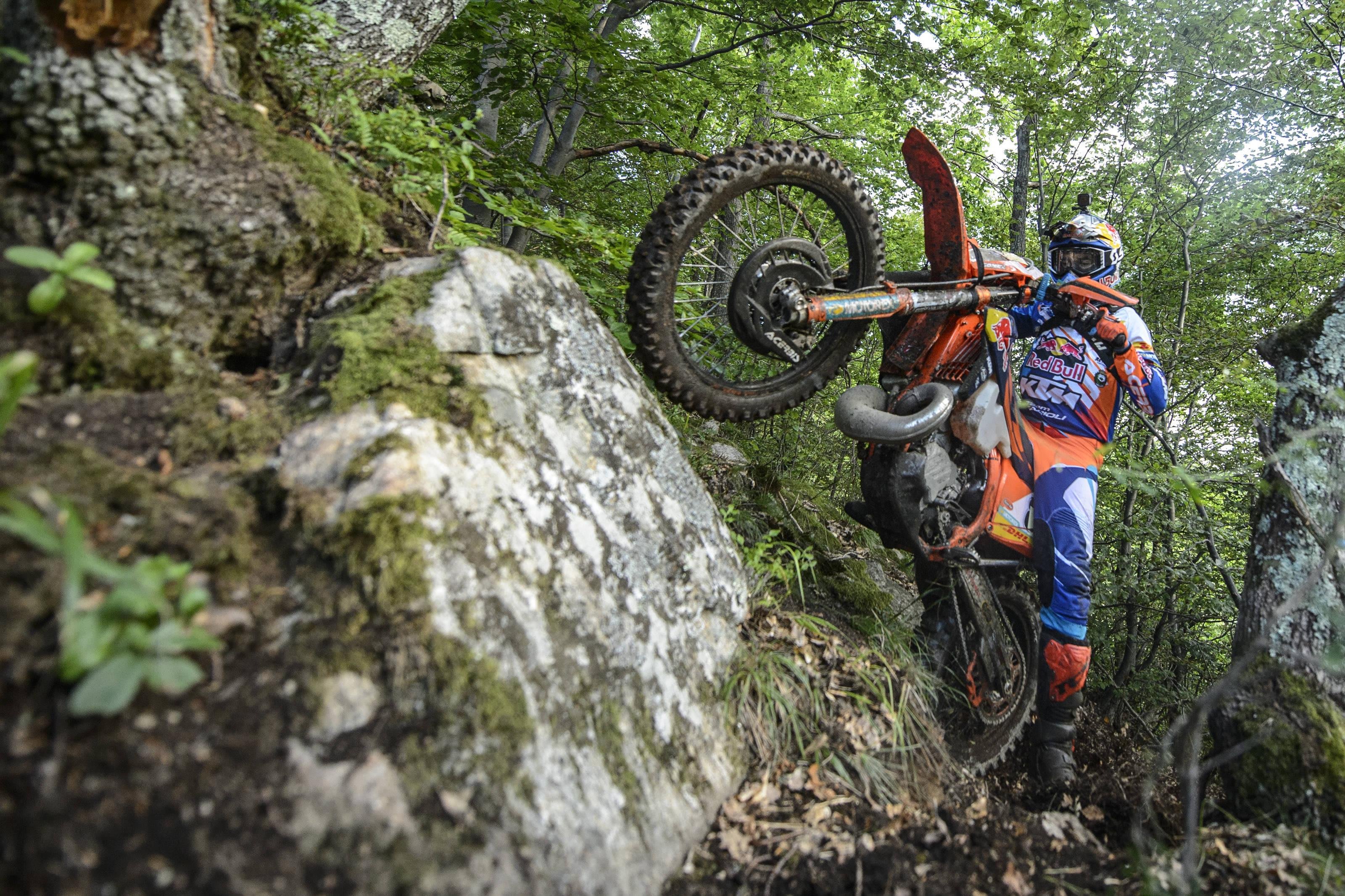 Enduro race. Эндуро Романьякс. Редбул эндуро. Red bull ROMANIACS. Эндуро 2017.