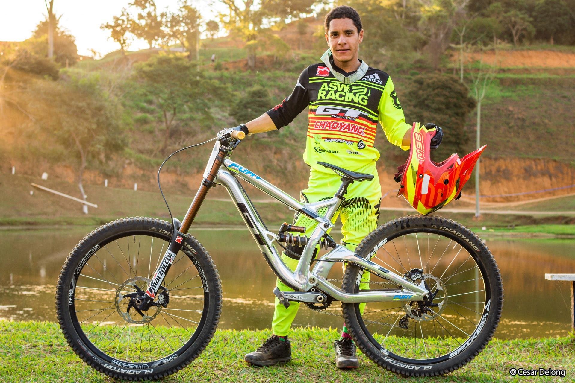 Bike Check GT Fury de Bernardo Cruz I Red Bull Bike