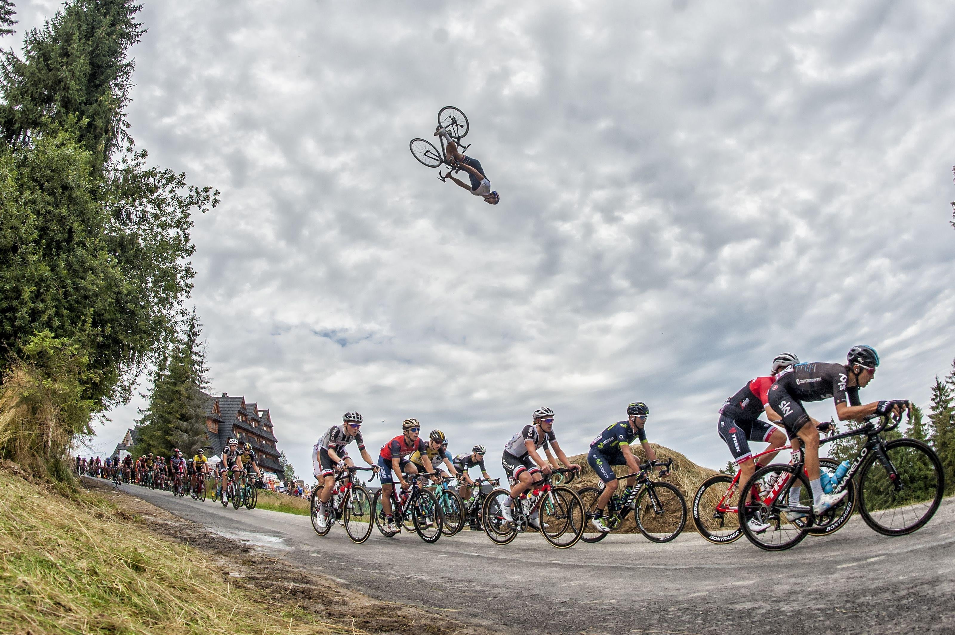 Велосипедиста одновременно. Slopestyle дисциплина МТБ. Вело пелотон вид сверху. Godziek. Tour de France Backflip.