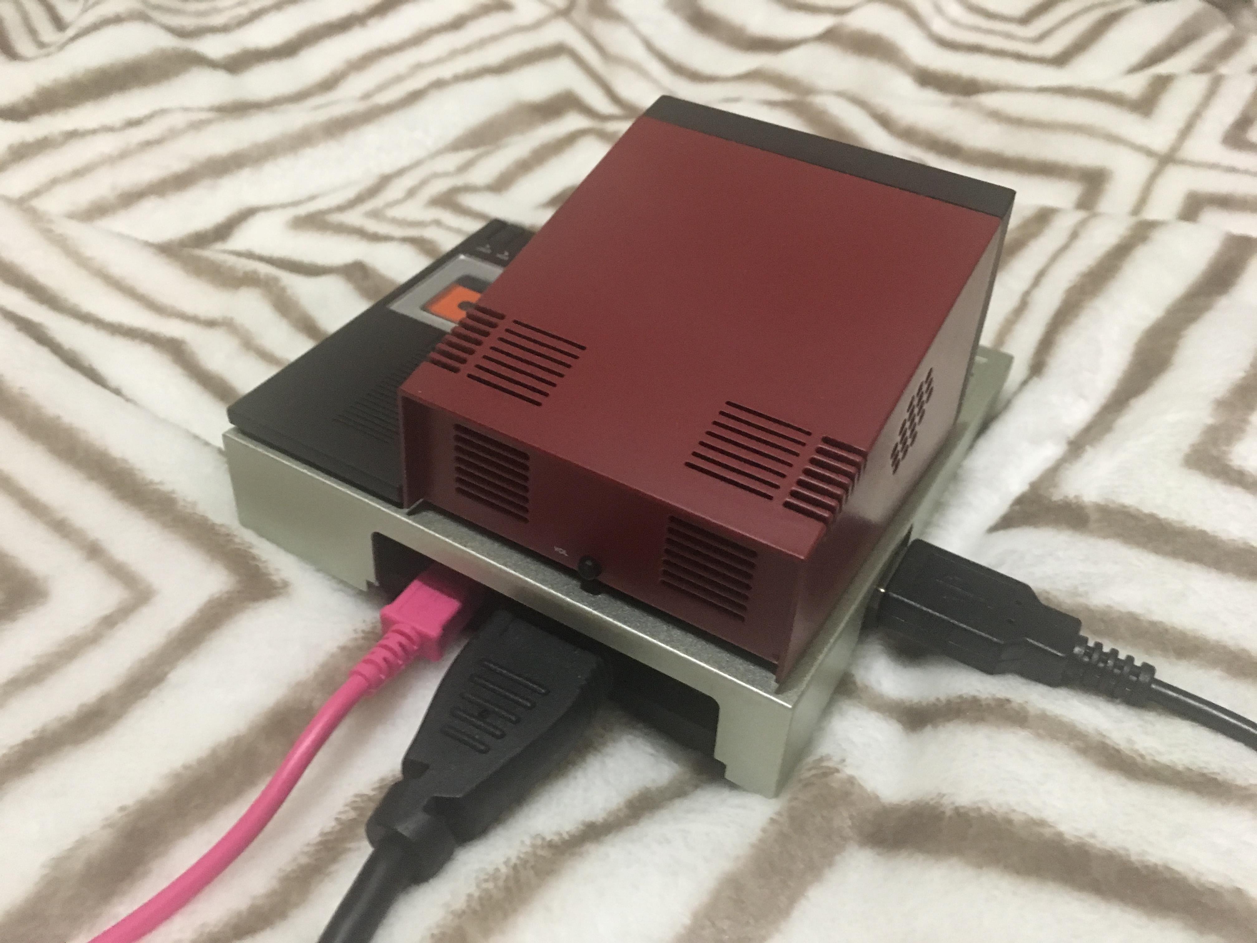 机の上に飾って思わずニヤニヤ！ PasocomMini発案者、ハル研究所・三津