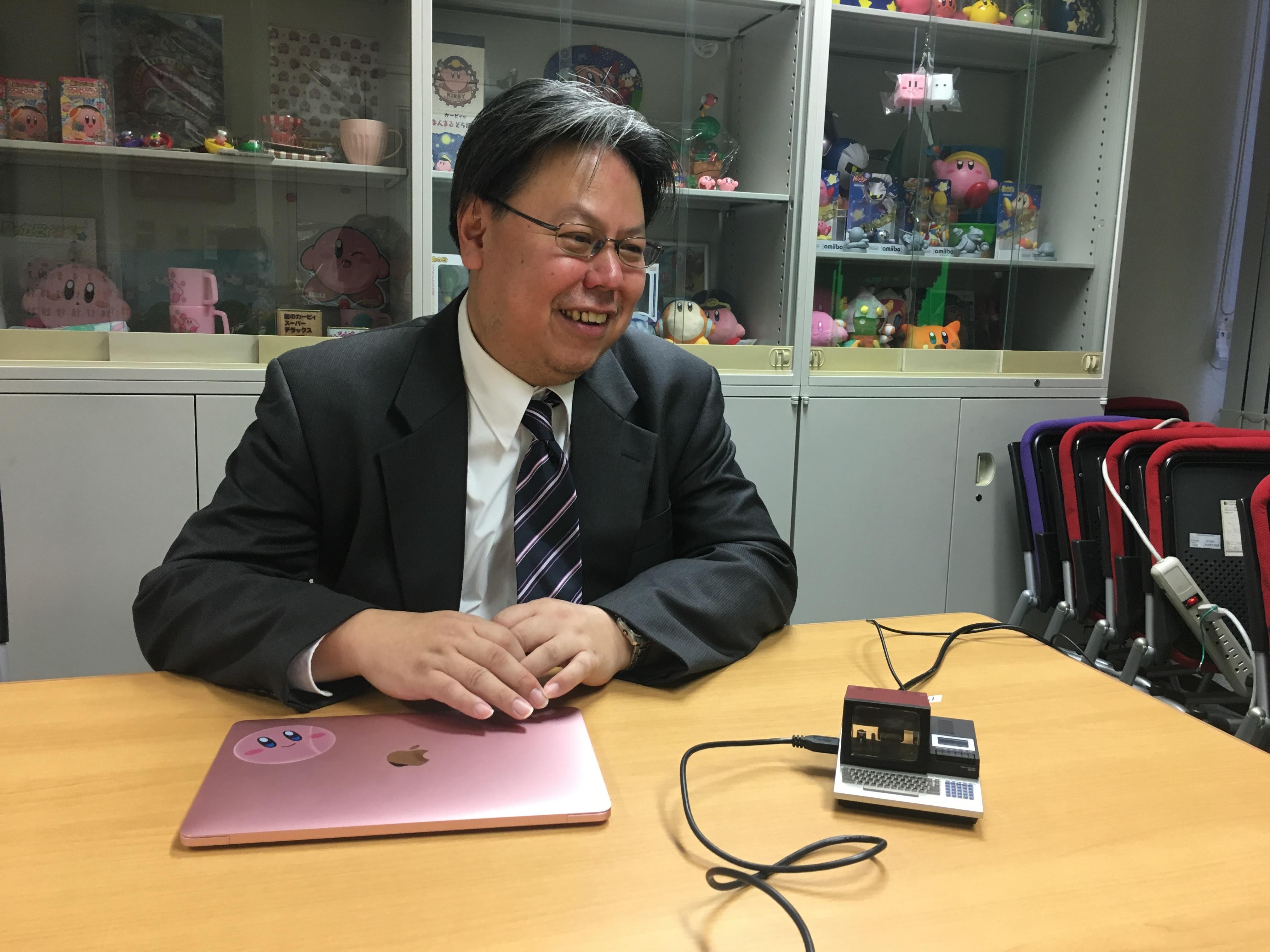 机の上に飾って思わずニヤニヤ！ PasocomMini発案者、ハル研究所・三津