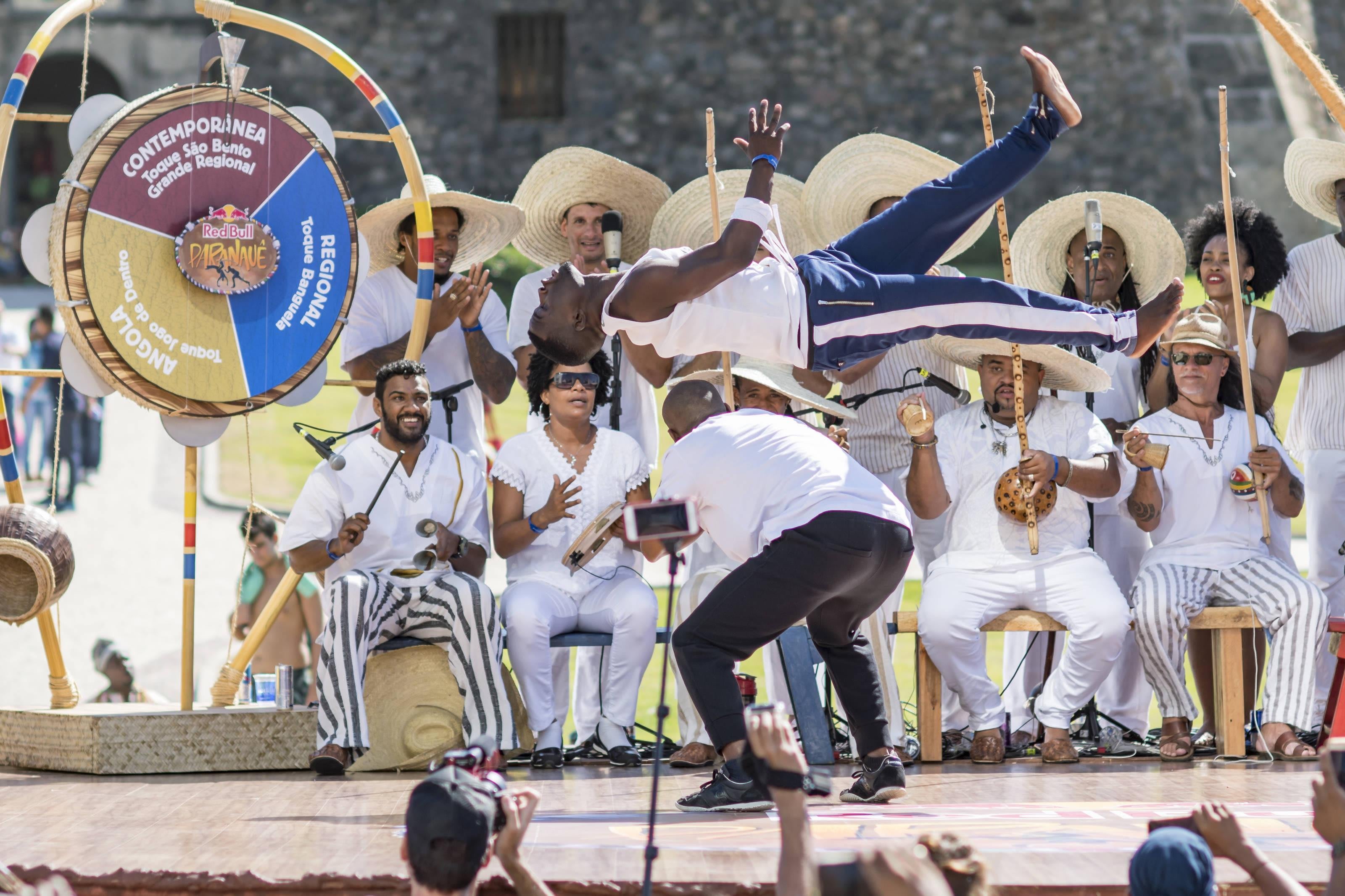 Capoeira movimento AU Red Bull Paranauê