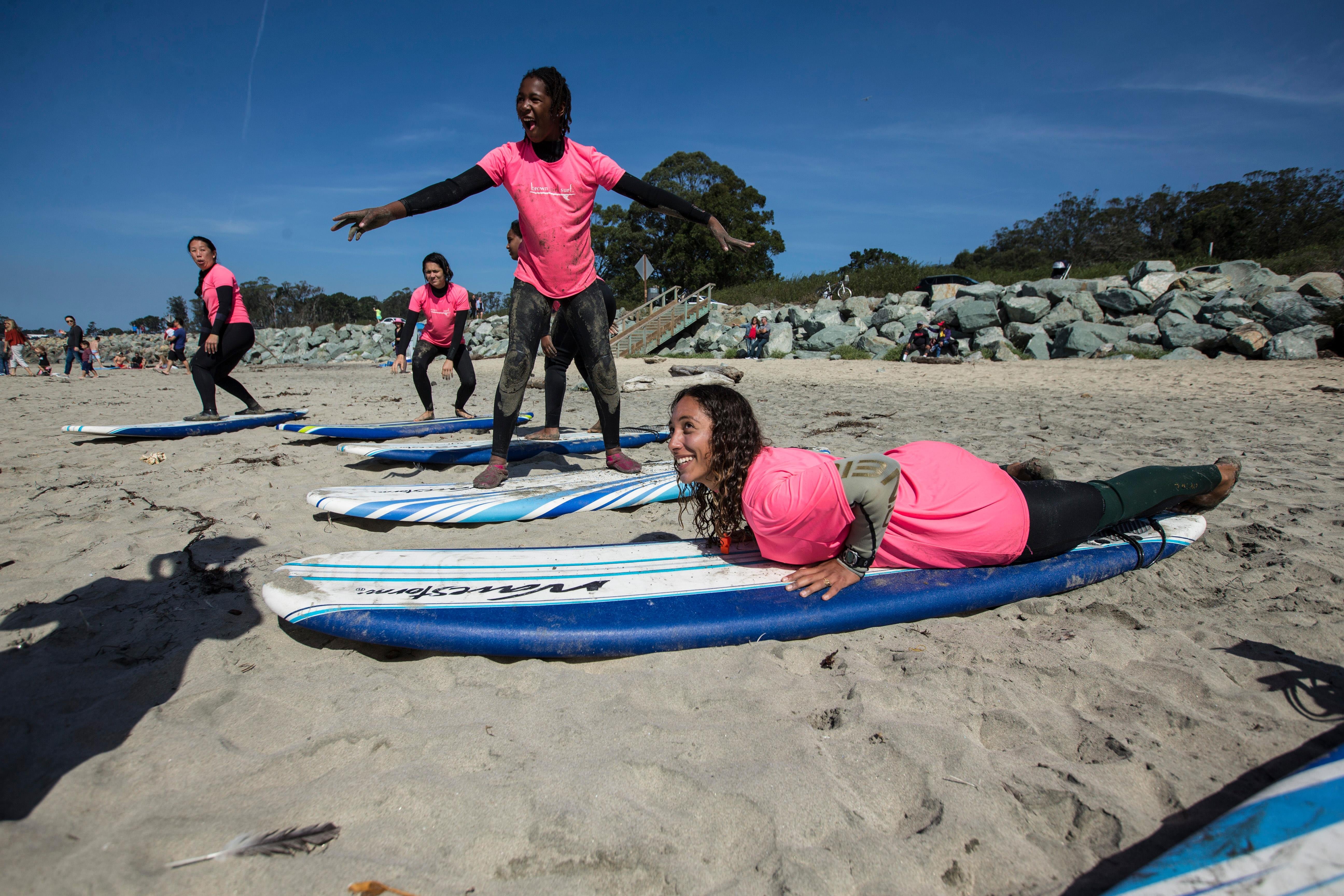 サーフカルチャーに変化を加えるサーフクルー Brown Girl Surf 女子 差別