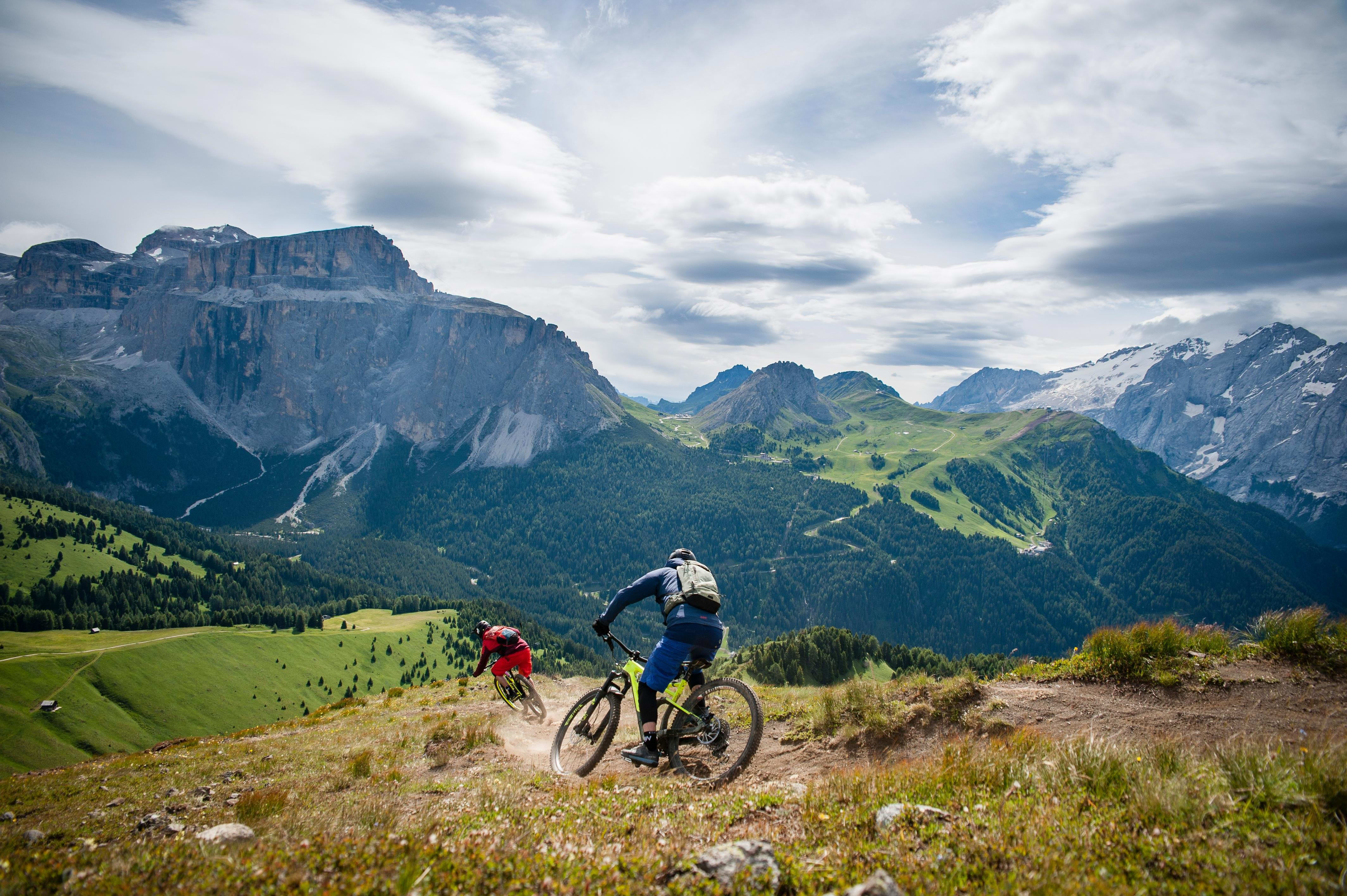 Mountain race. Старт маунтинбайк. МТБ В горах. Вал МТБ. Велосипед Rider.