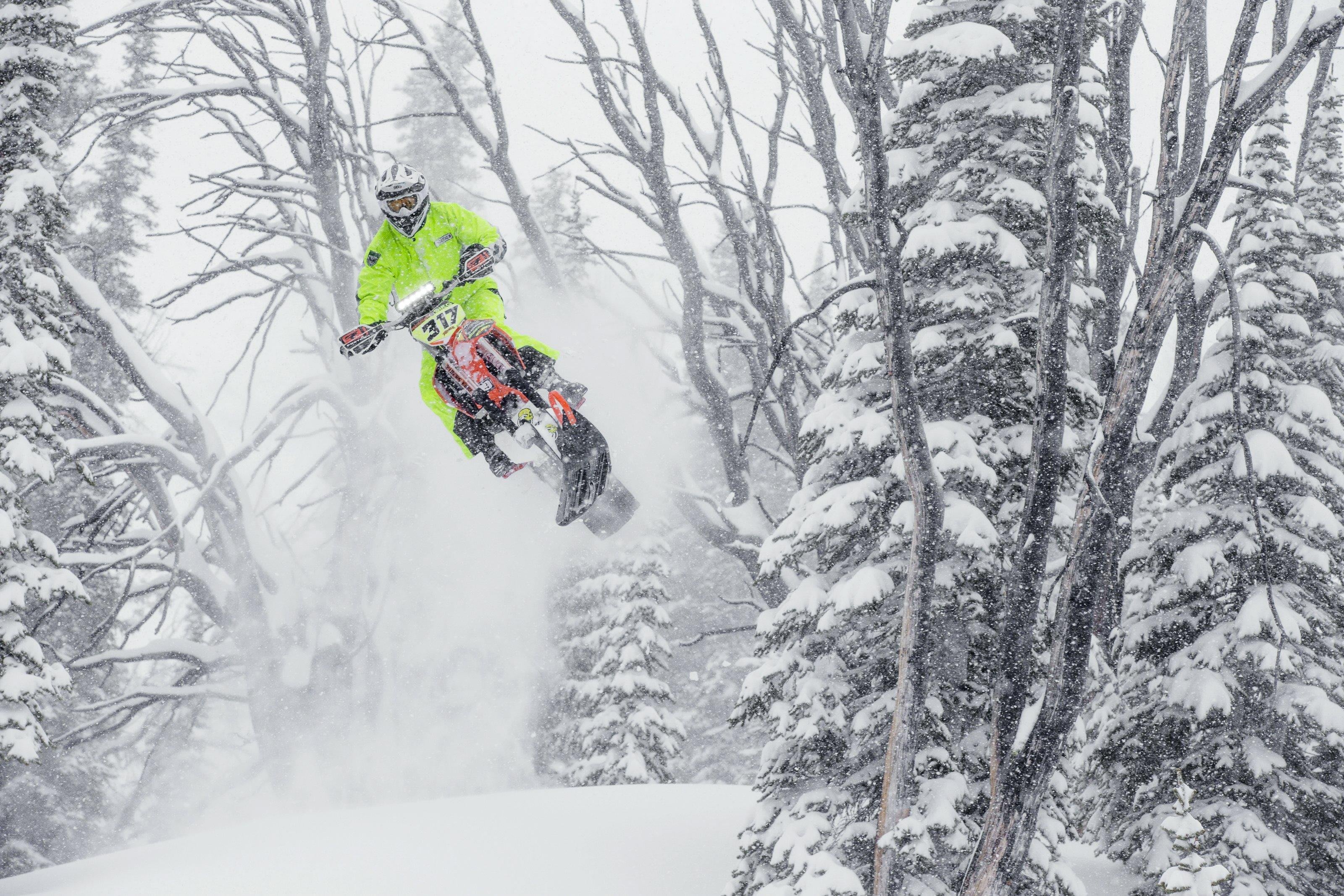 スノーバイクとは？：雪上用モトクロスの基本を知る | 初心者 違い ...