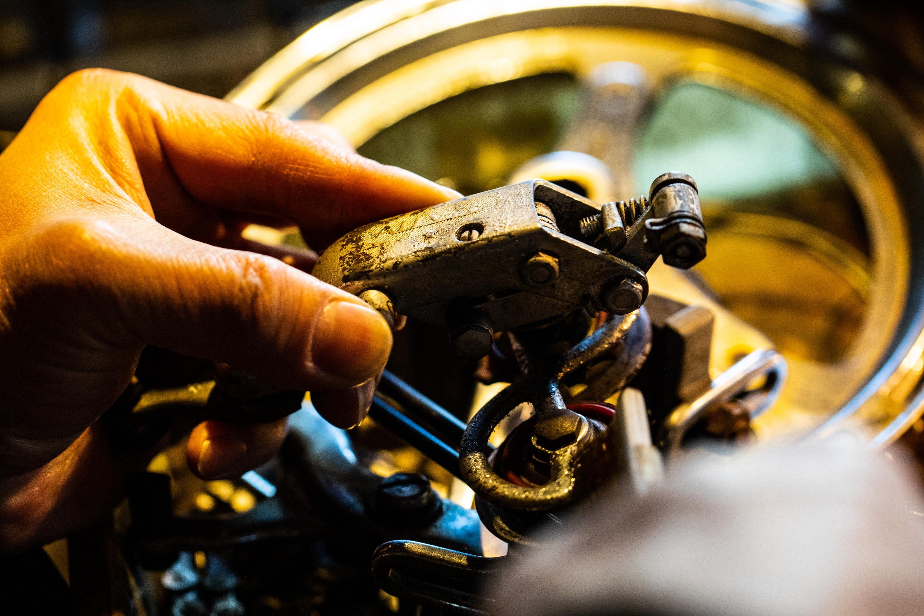 まるでオモチャのような見た目をしたSHIMANOの多段式変速シフトレバー