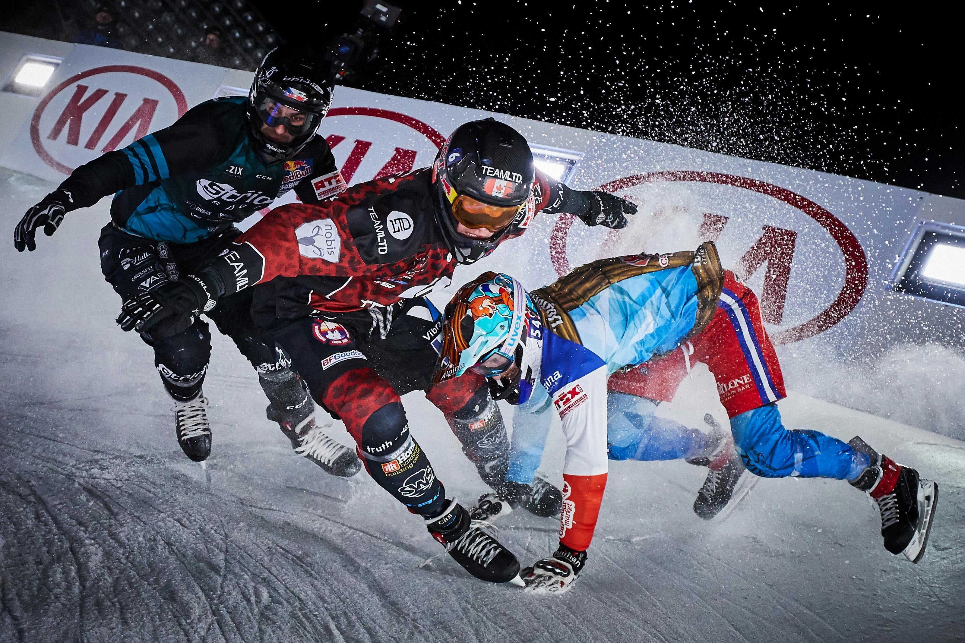 Айс кросс. Айс кросс даунхилл. Ред Булл айс кросс. Red bull crashed Ice. Ледовый спуск редбул.