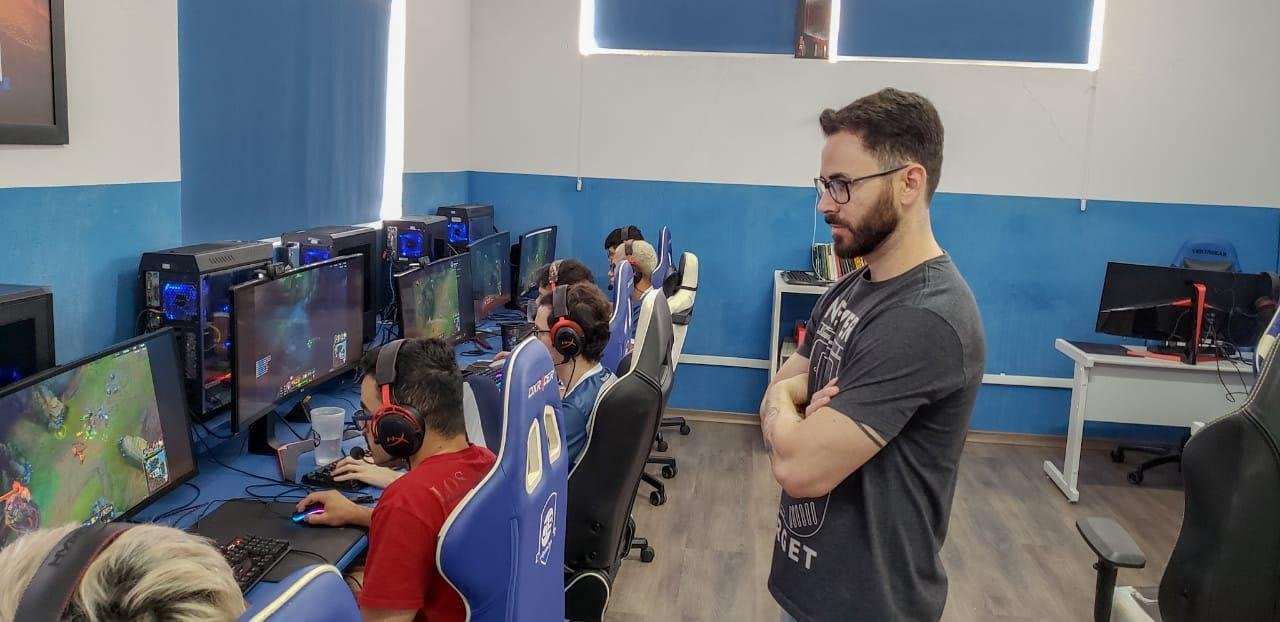 Streamer ou pro-player: o que pesa na escolha da carreira? - 14/04/2021 -  UOL Start