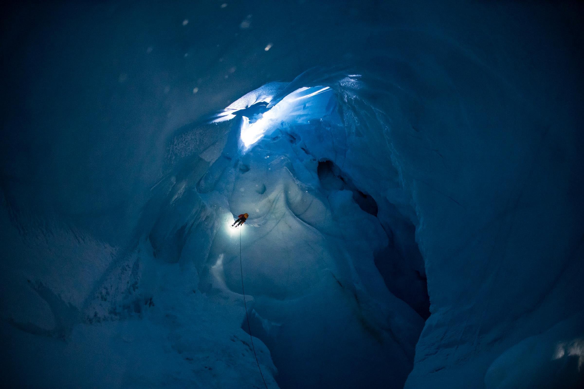 グリーンランドの氷河甌穴へ潜入 アイスクライミング 写真 ウィル ガッド