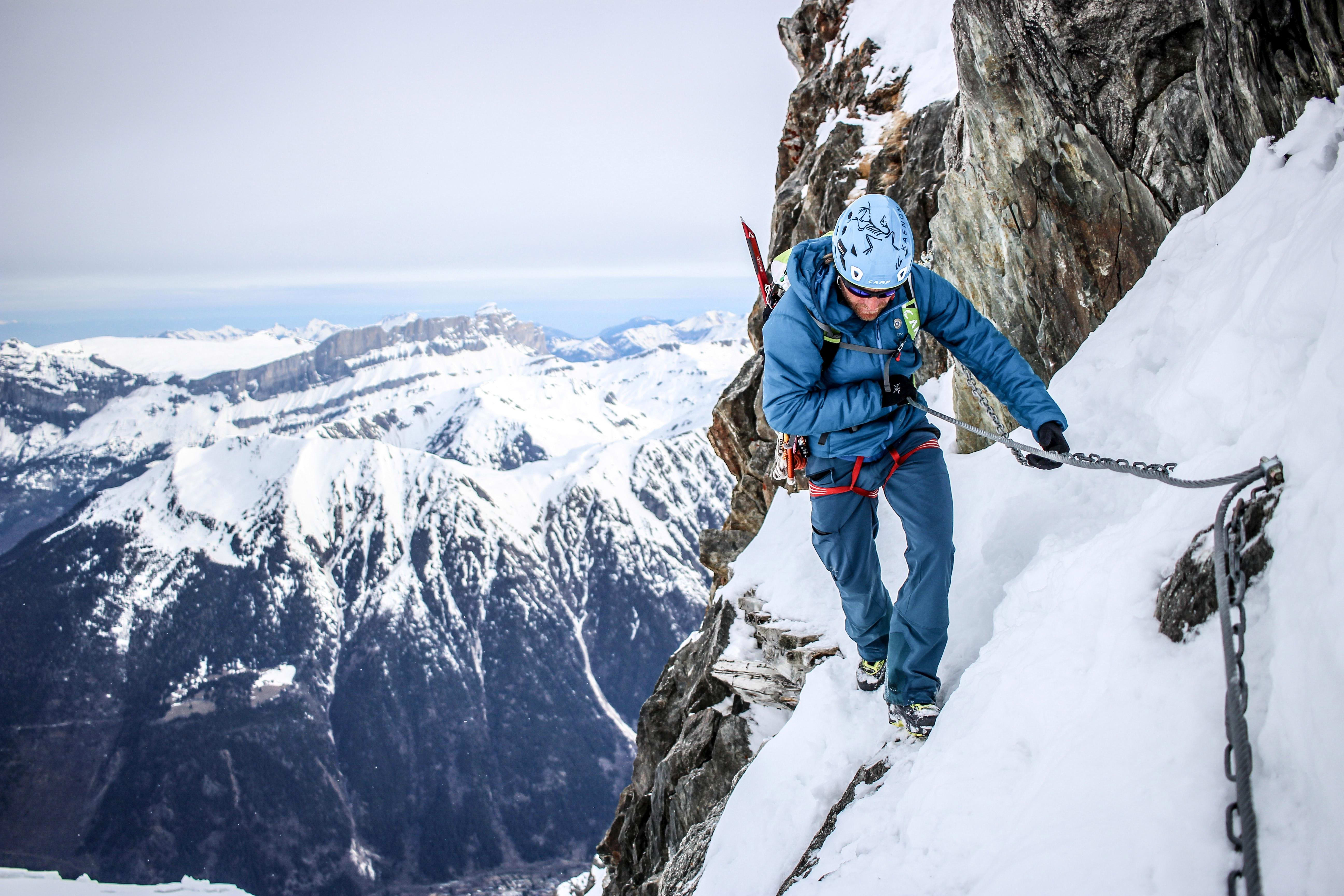 Pro mountain. Mountain Guide. Escalar. Folded Mountaineering Suit. Experienced Mountain Guides.