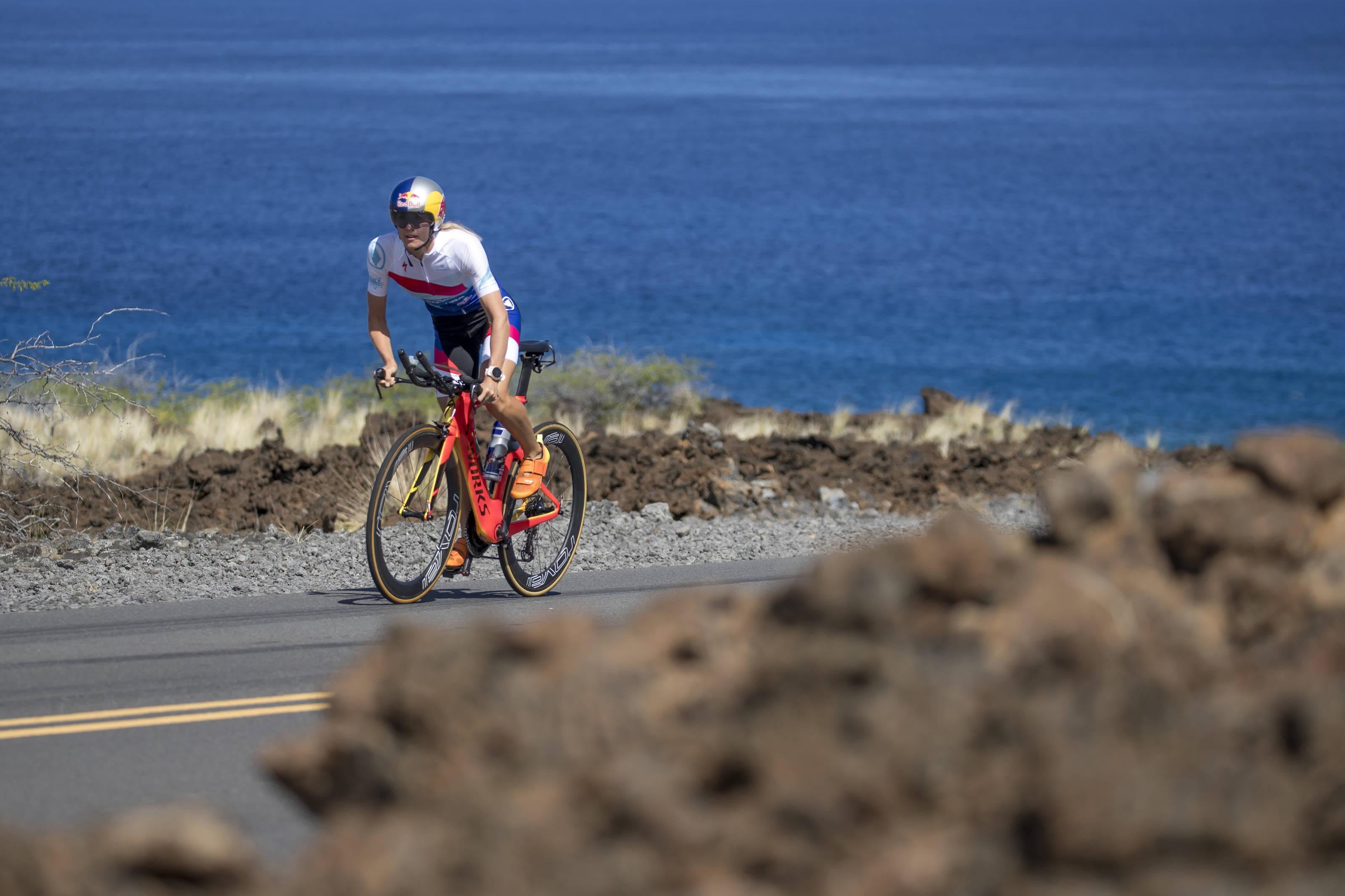 Entraînement De Vélo De Triathlon - Une Jeune Femme Asiatique Porte Un  Casque À Vélo Sur La Route Et Regarde La Montre Pour Compter Son Temps  Banque D'Images et Photos Libres De