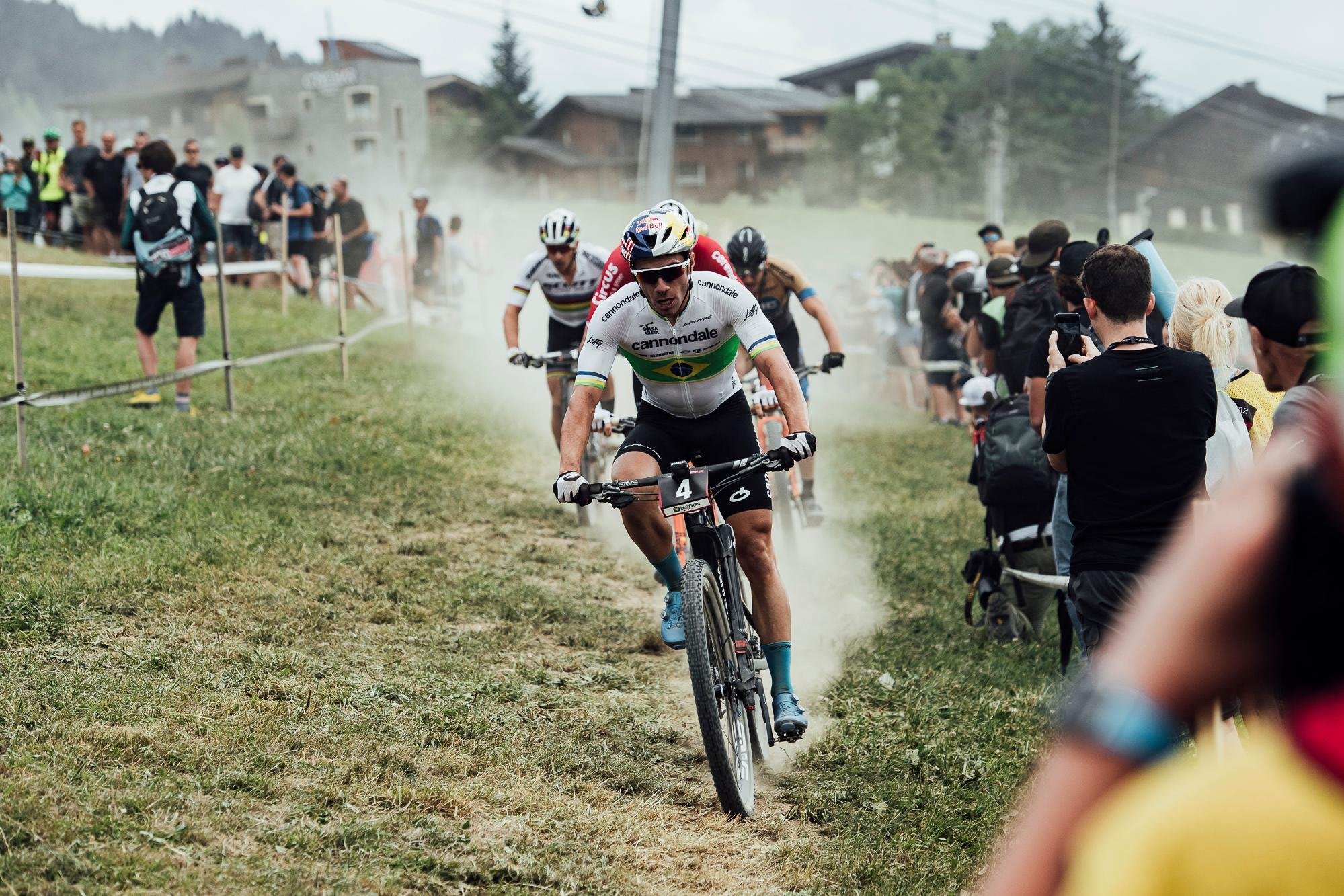 VÍDEO: golaço de bicicleta na eliminação surpreendente do Lokomotiv na Taça  - CNN Portugal