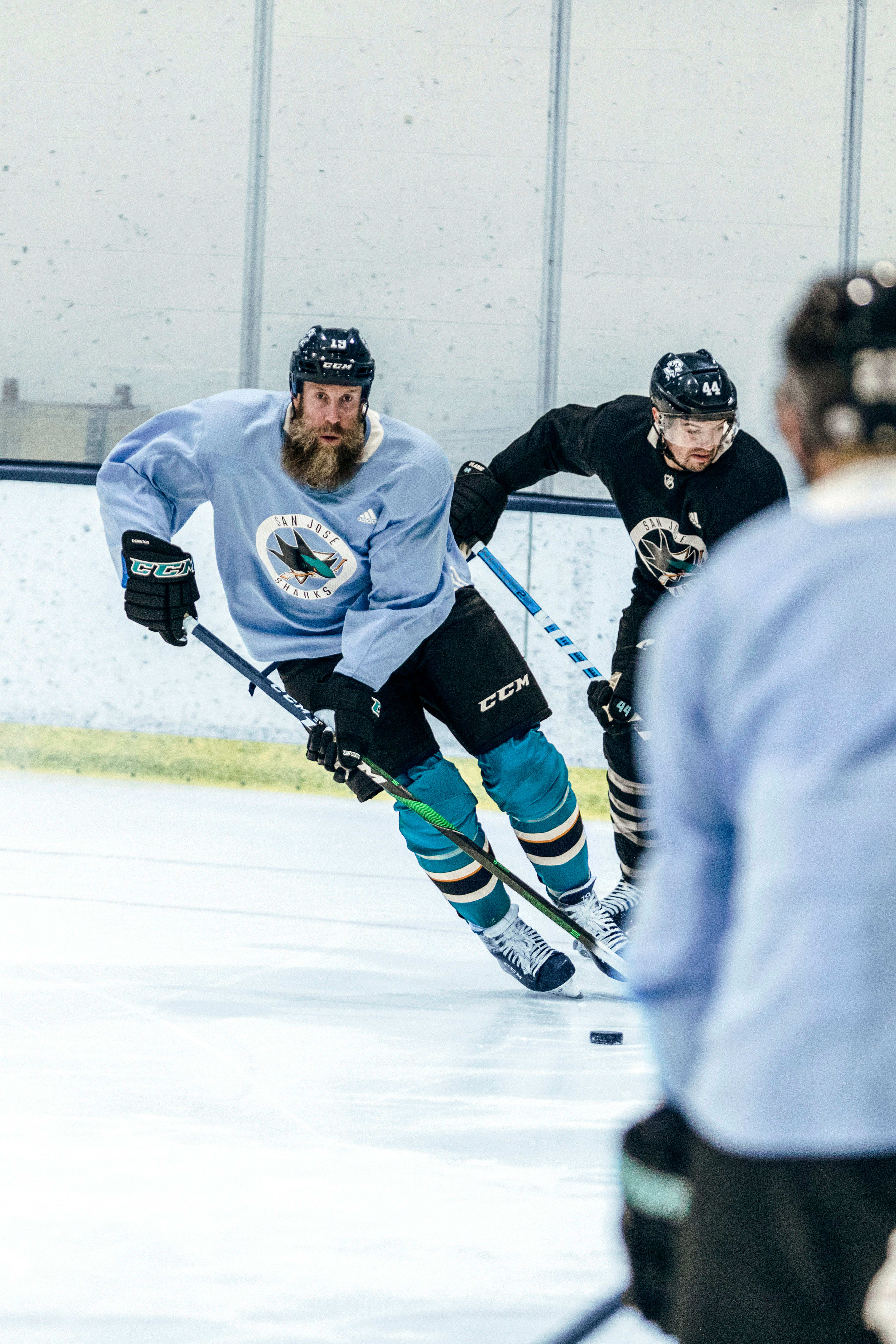 Joe Thornton stays near San Jose Sharks, deciding next step