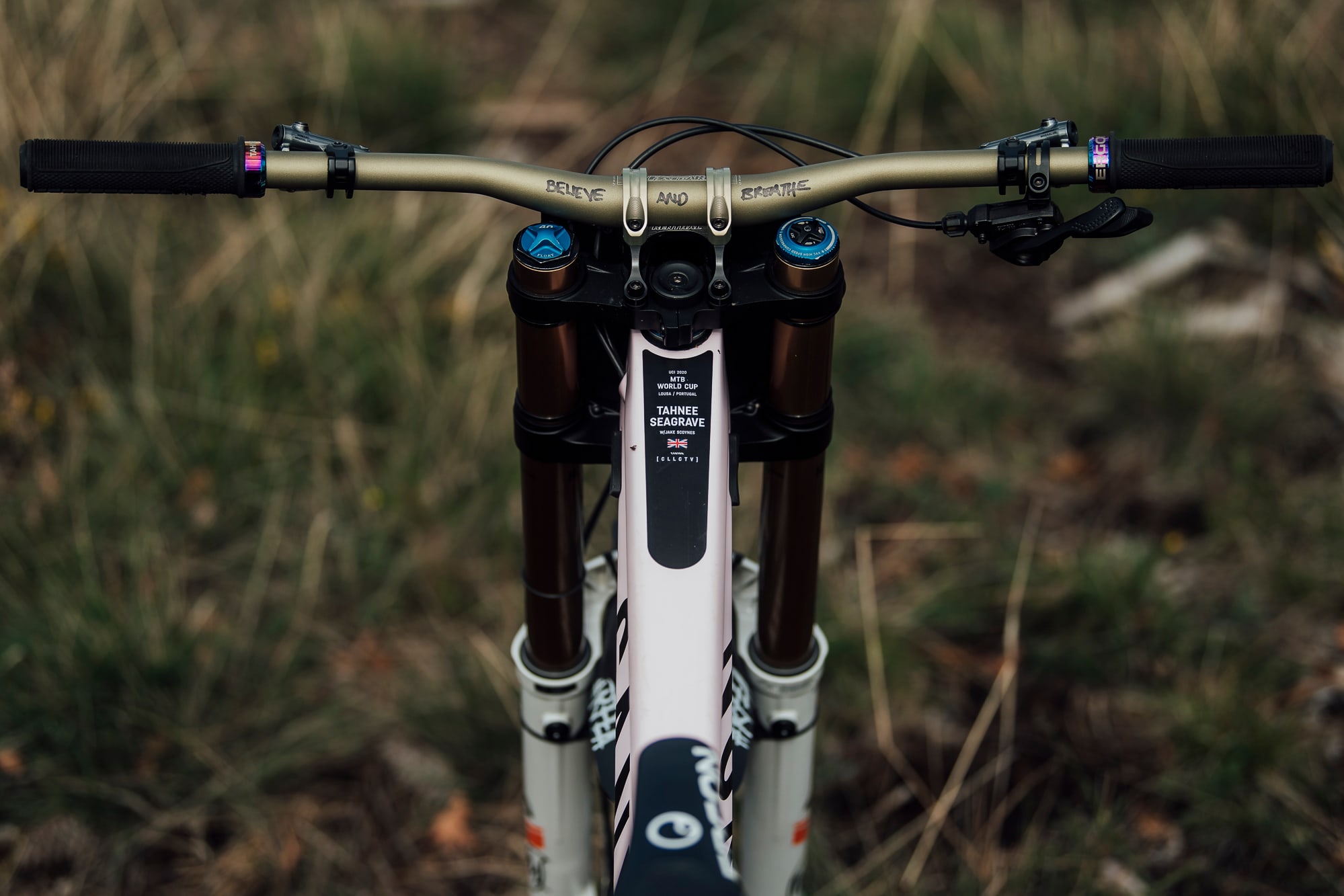 タニー・シーグレイブの最新DHバイクCanyon Senderを徹底解剖！| MTB