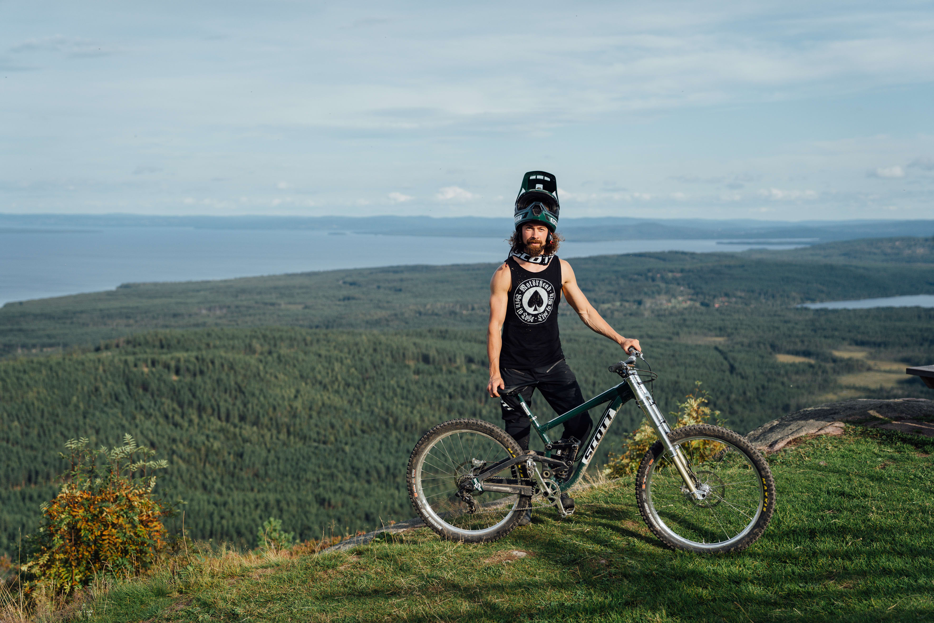 A bicicleta de DH aro 29 mais leve do mundo feita por Gustav Gullholm