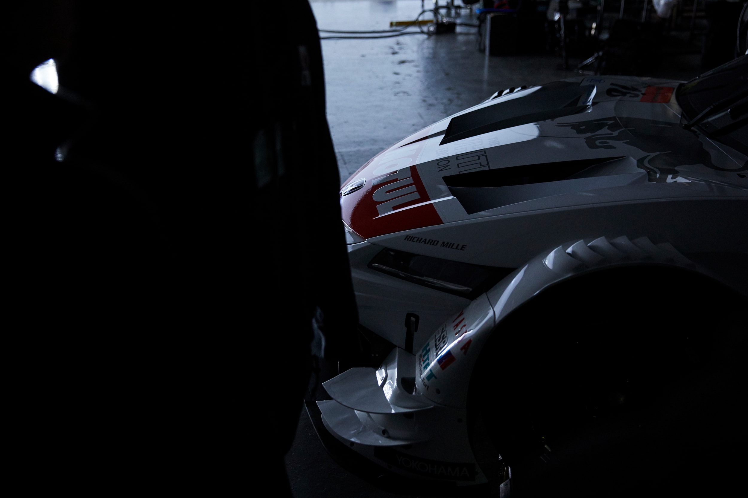 1/10 ホンダNSX-GT レッドブルホワイトエディション S-GT】まるで四輪版の無限ホワイトブル!? 特別塗装ホワイトバージョン