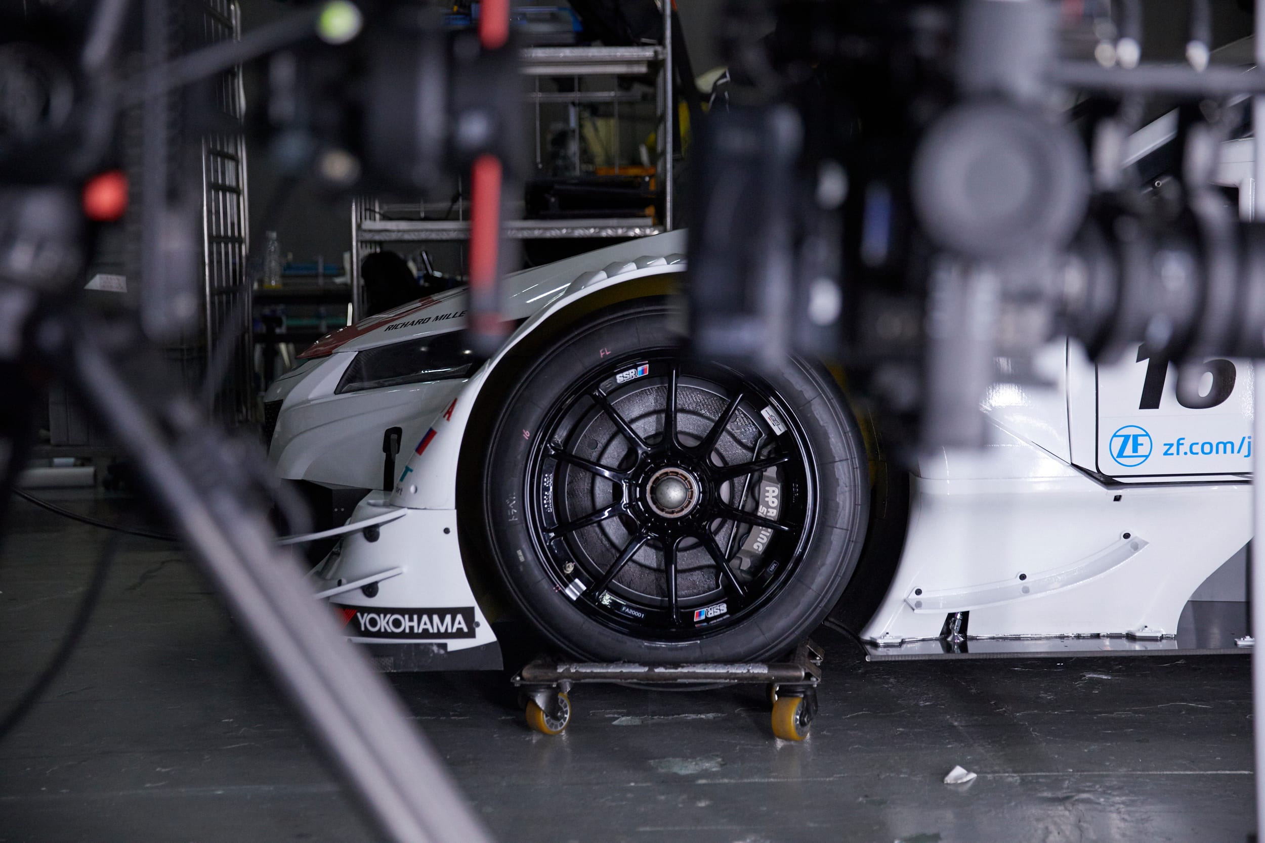 1/10 ホンダNSX-GT レッドブルホワイトエディション レッドブル、SUPER GTに参戦する「白いレッドブルNSX」をお披露目