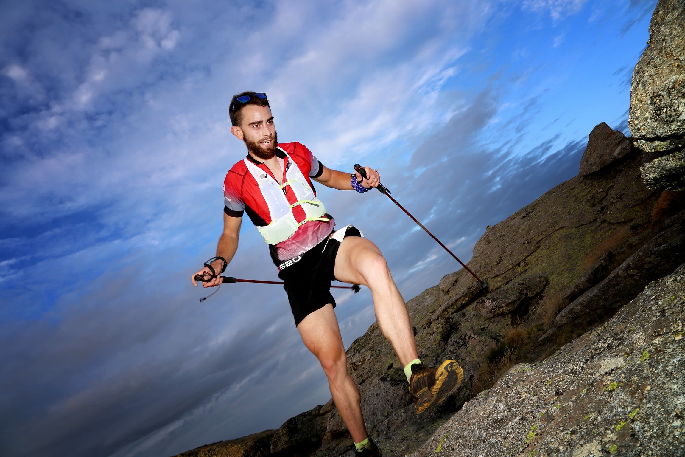 Ultra Running Hombre Atleta Corredor En Trail Run En Montañas De La  Naturaleza. Deportes De Resistencia Estilo De Vida Saludable Y Activo.  Motivación De La Aptitud. Fotos, retratos, imágenes y fotografía de