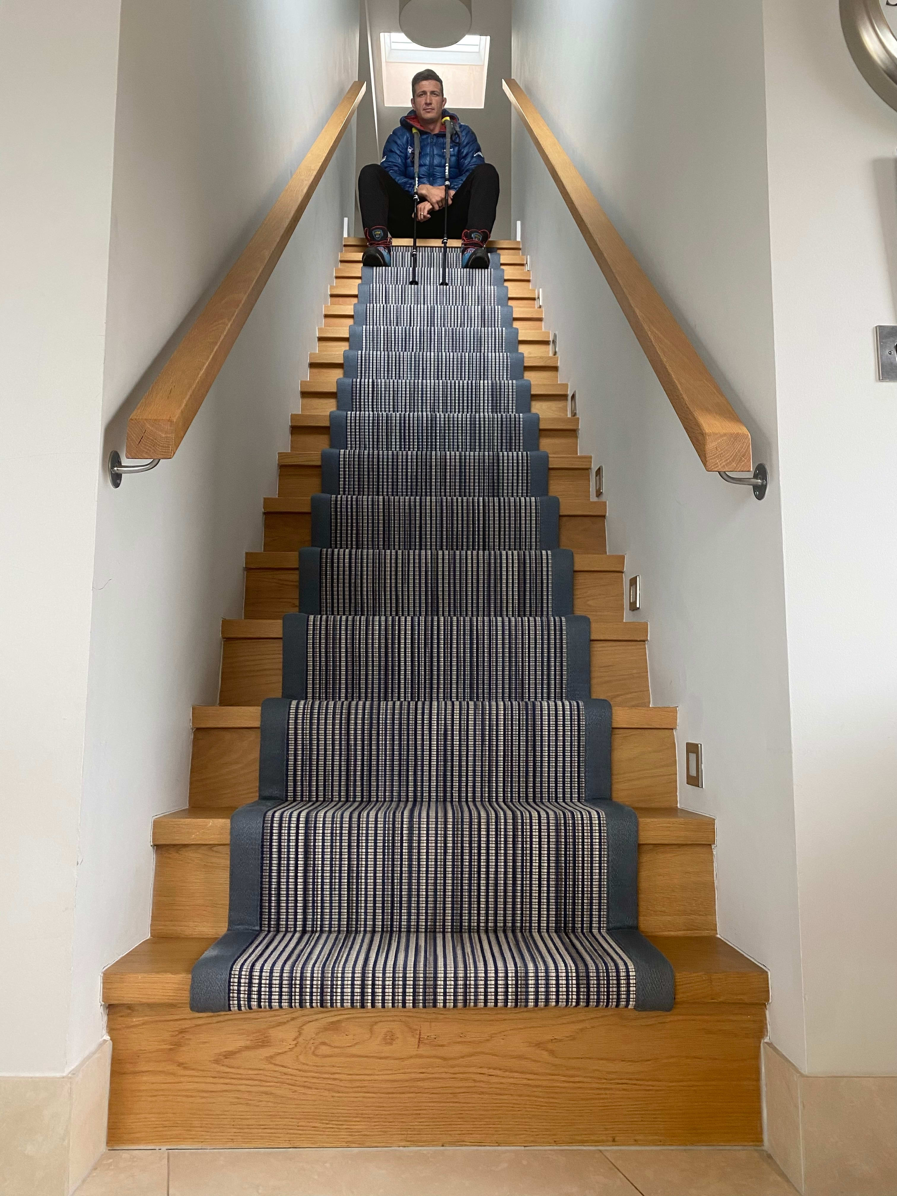 エド ジャクソン 一軒家の階段を往復してエベレストの高さを完登した四肢まひの登山家 レッドブル