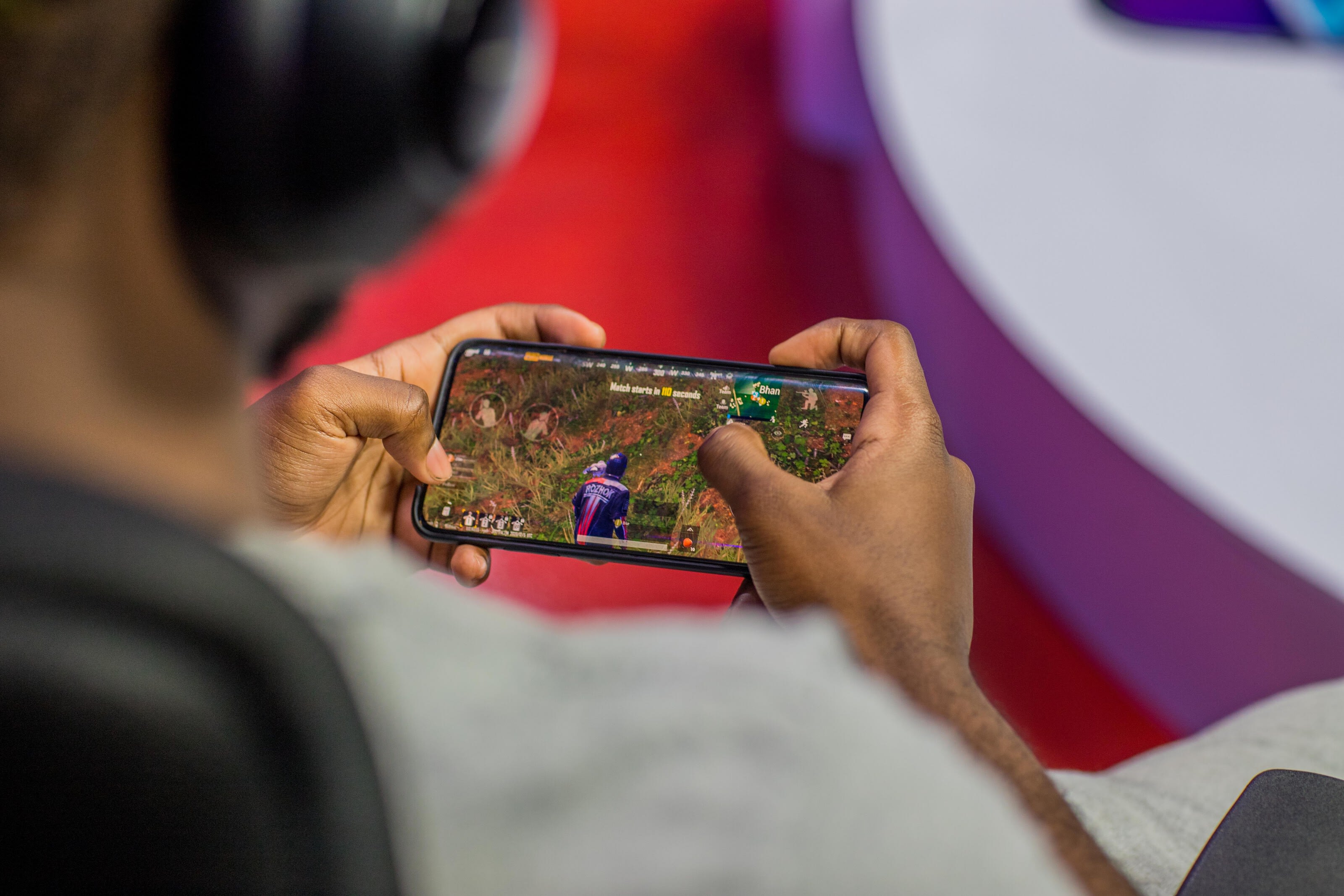 Why do people prefer playing games via mobile?