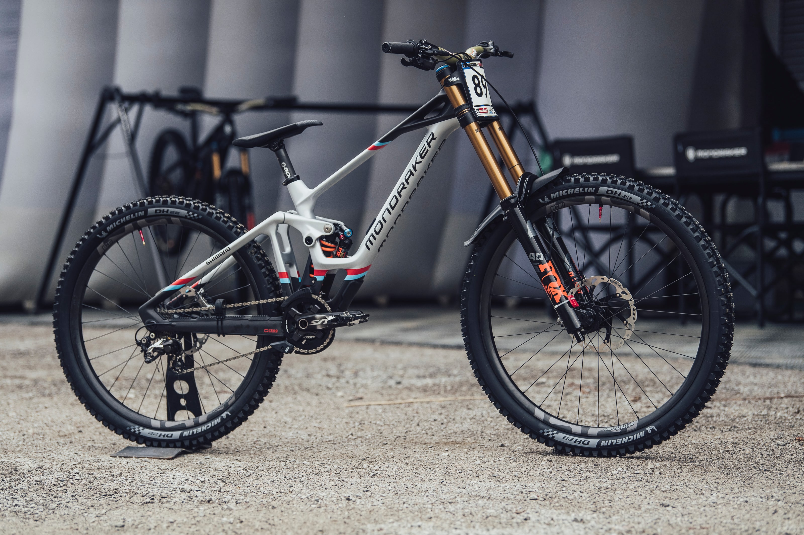 ローリー・グリーンランドのダウンヒルマウンテンバイク Mondraker 