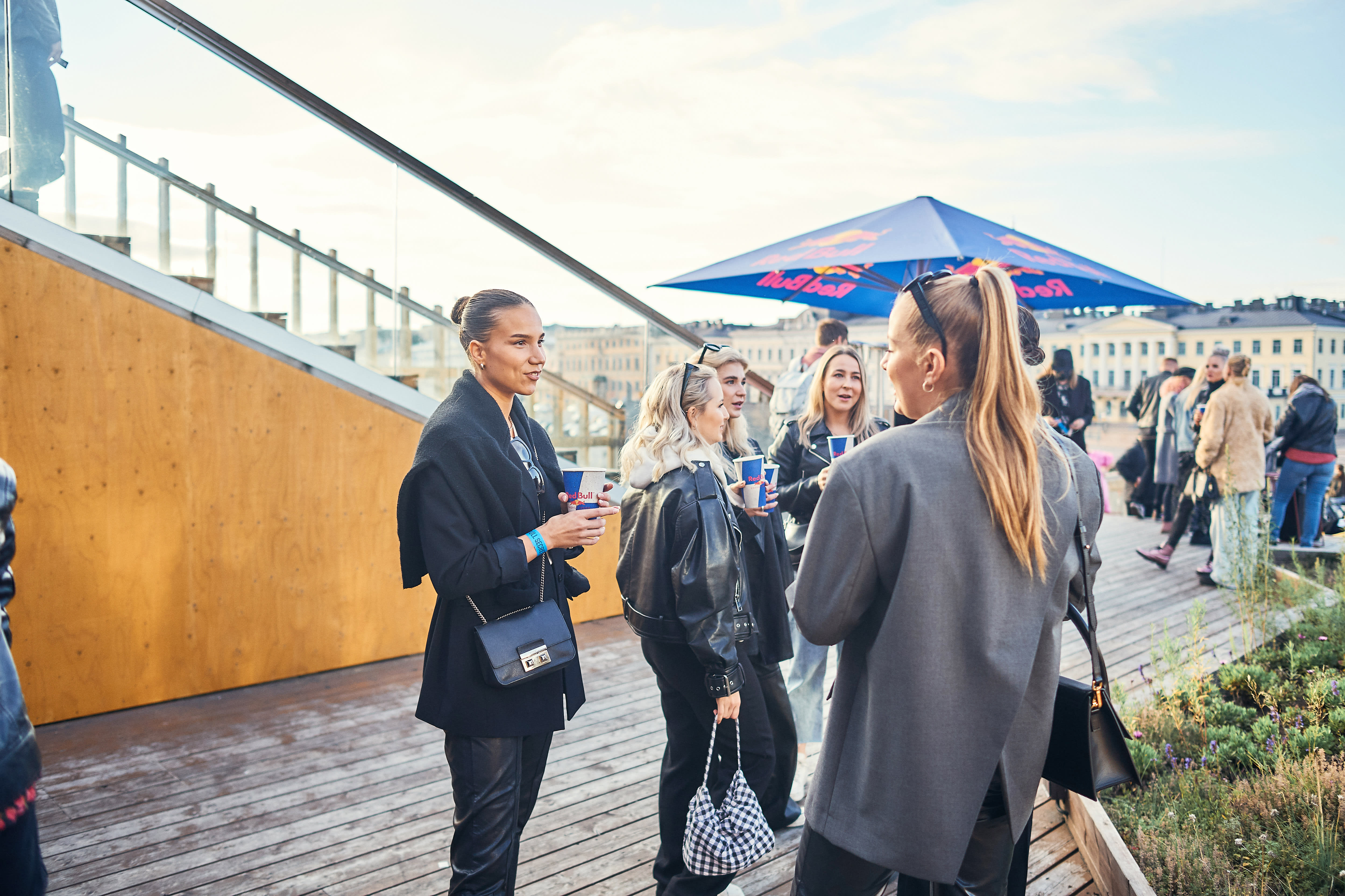 Red Bull Secret Gig toi Haloo Helsinki! -fanit yhteen levynjulkkarikeikalle