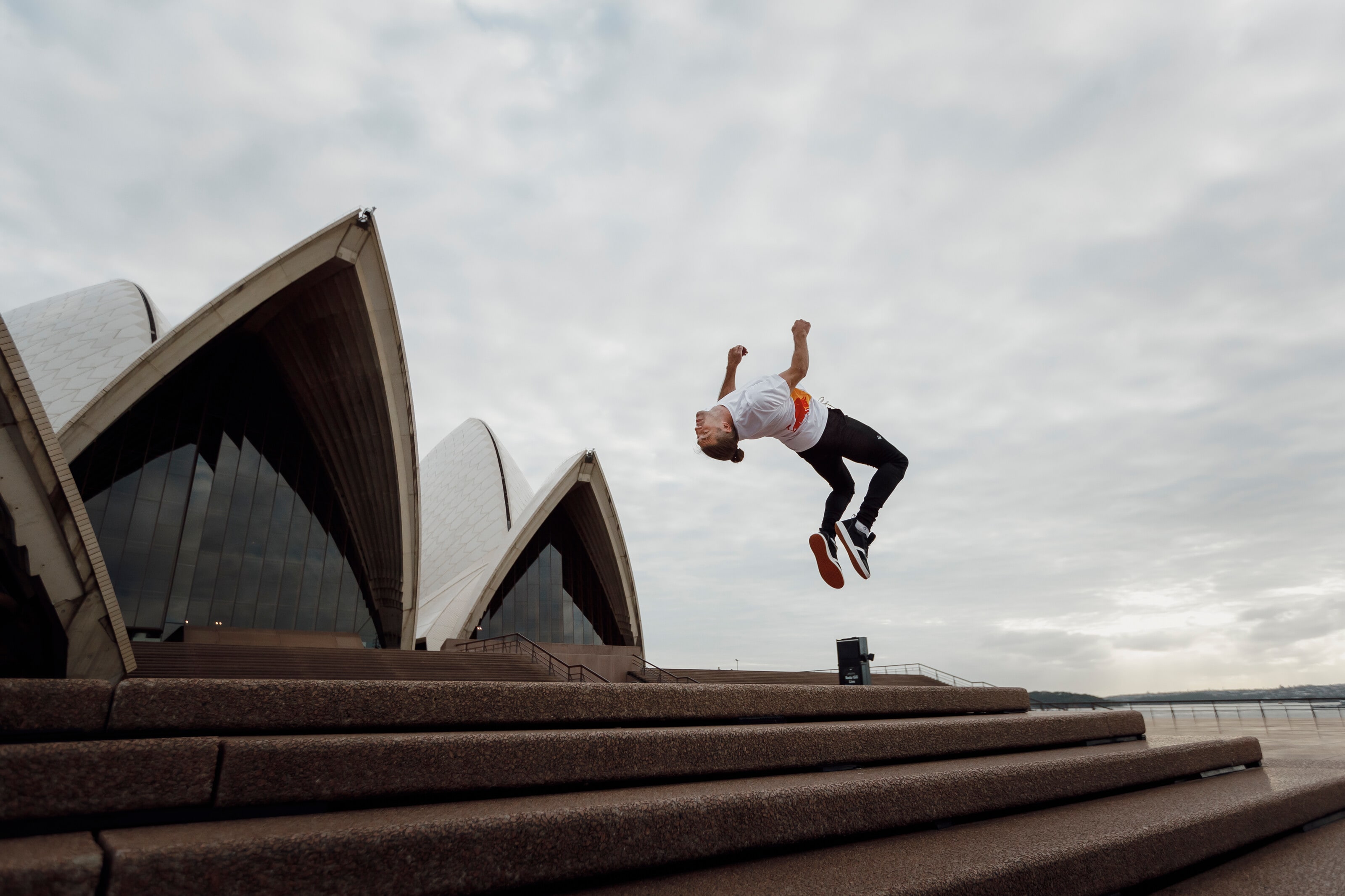 Parkour pro Dominic Di Tommaso jumps down 25-step stairway in Lyon