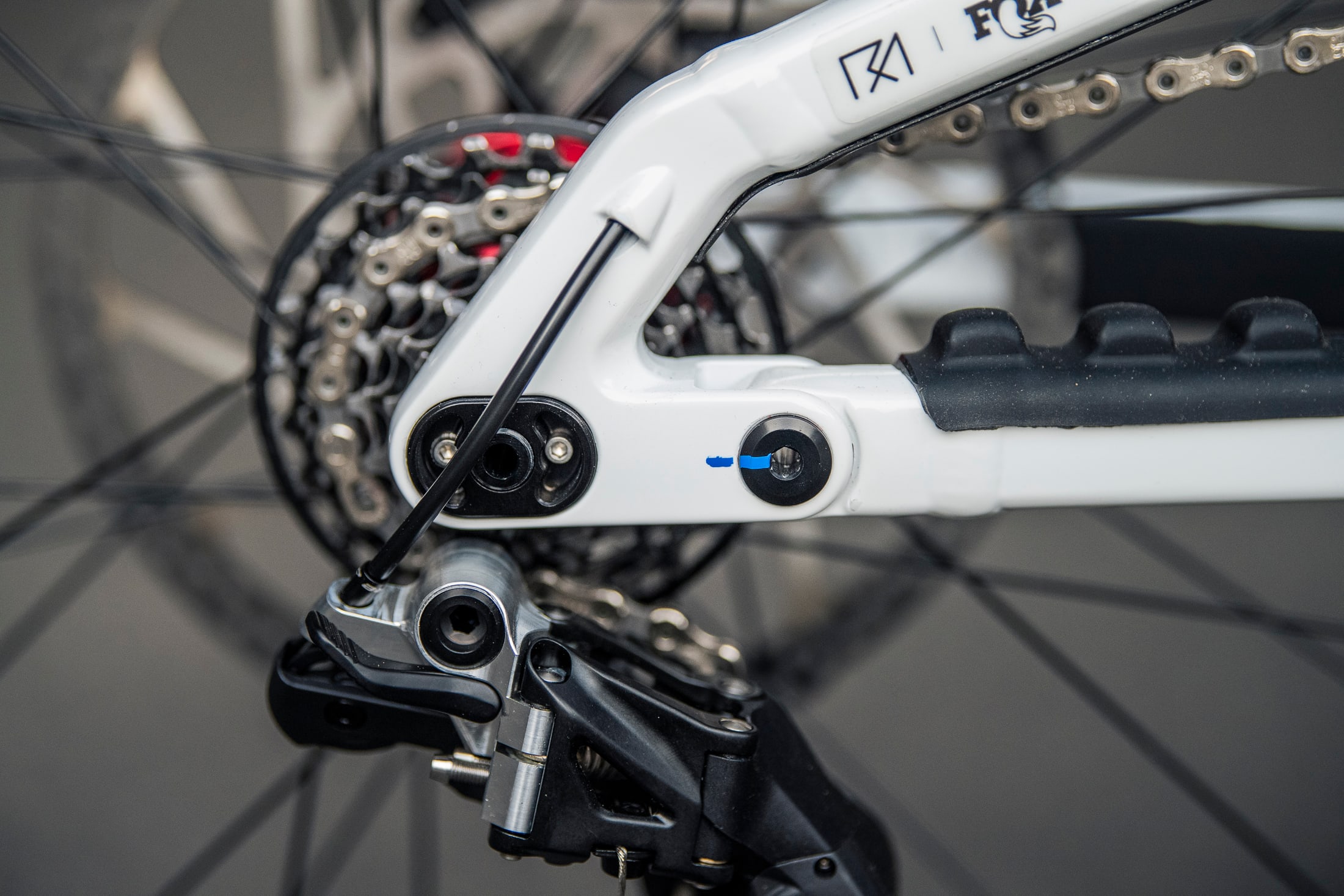 Commencal SUPREME DH V5：ミリアム・ニコルの2022シーズン用MTB