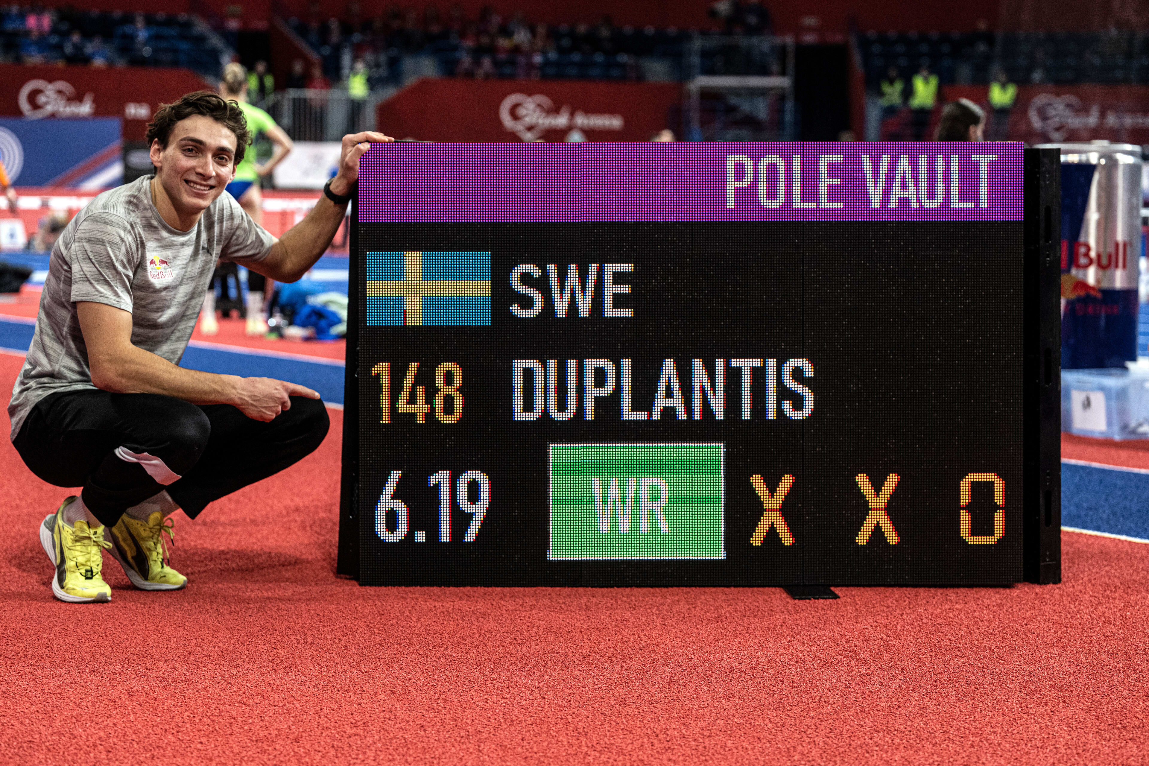 Duplantis breaks world pole vault record with 6.21m in Oregon