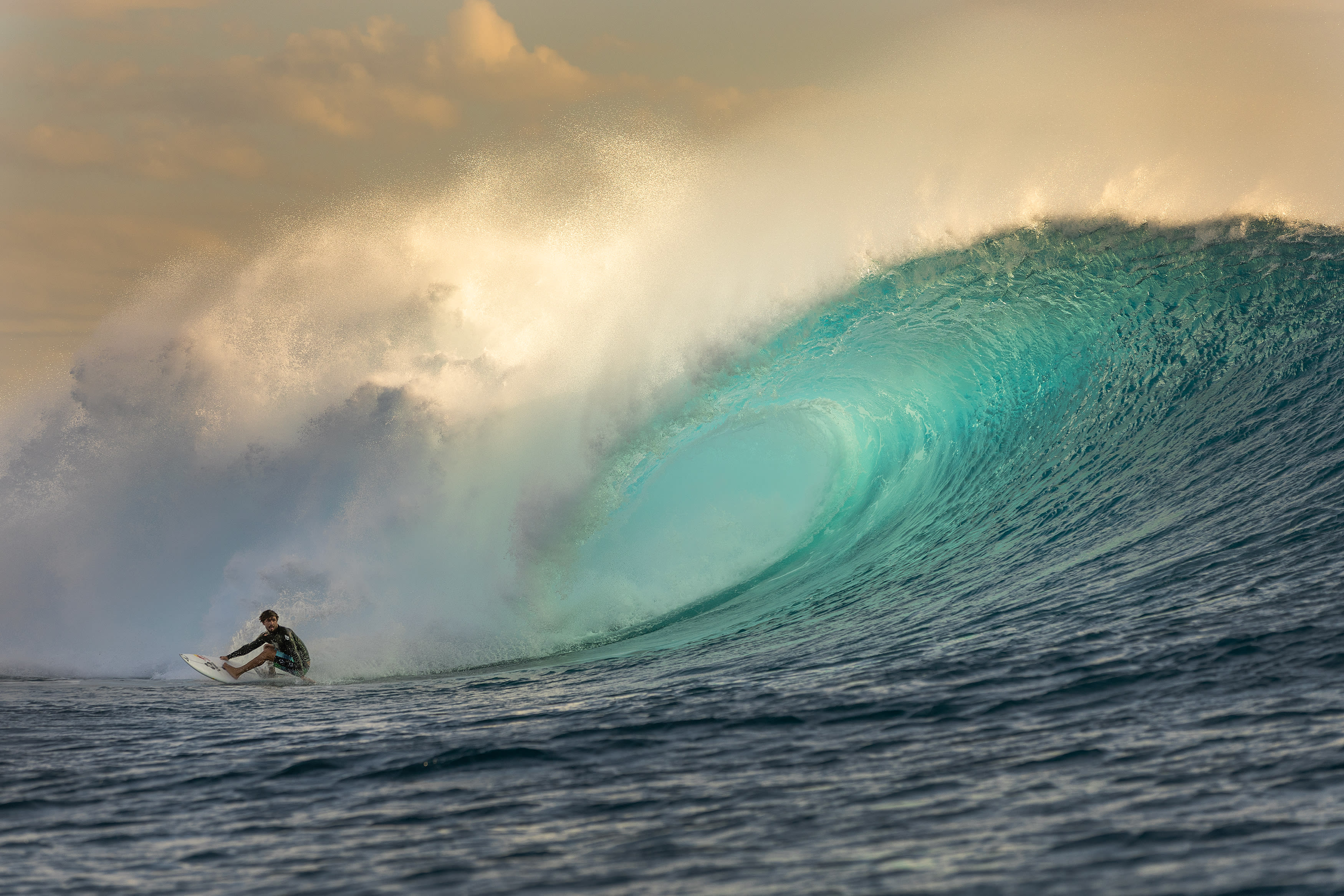 Jack Robinson free surfing Cloudbreak in Fiji video