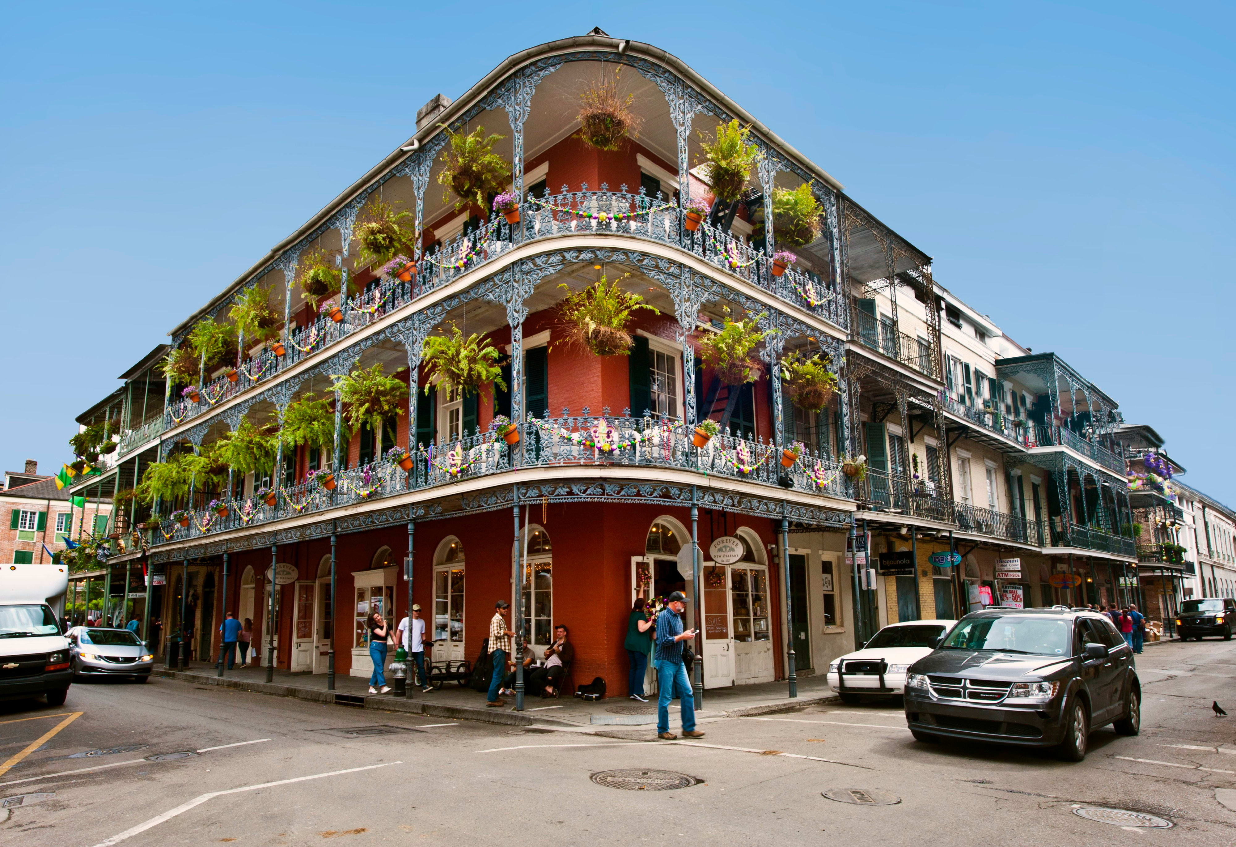 New Orleans Travel Guide 2023 - music architecture food