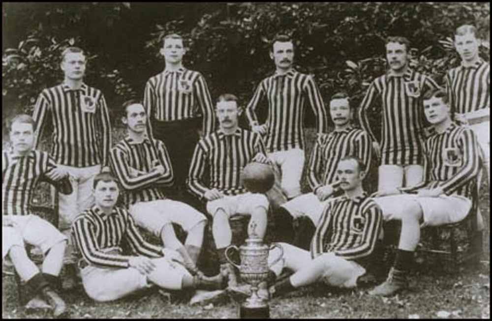لاعبو كرة القدم من أستون فيلا عام 1885.