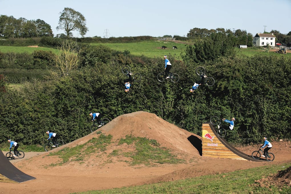 Μπορώ να βαρέσω διπλό back flip στο πρώτο μου άλμα μετά το πρωινό.