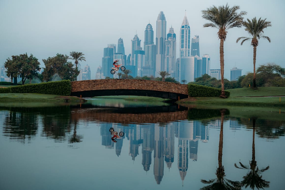 Sam Sunderland πηδά μία γέφυρα στο Emirates Hills Golf Club, στο Ντουμπάι, καθώς γύριζε το φιλμ του 2022, Yalla.