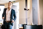 Red Bull Brand Ambassador mit Tragetasche und Red Bull Dose betritt ein Restaurant