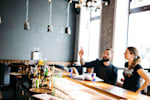 Red Bull Ambassador erklärt einer Mitarbeiterin in einem Lokal Maßnahmen und Strategien  