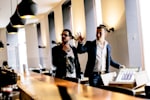 Red Bull Musketeer erklärt Mitarbeiter in einem Lokal Maßnahmen und Strategien 