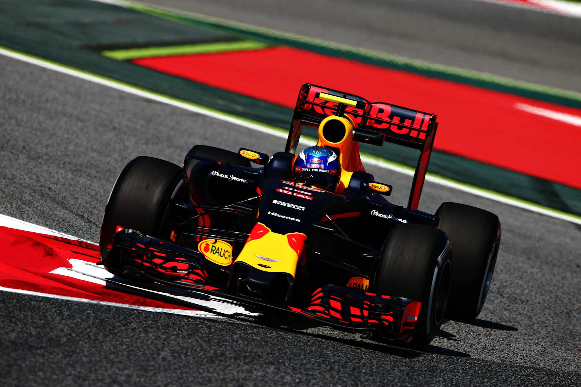 El piloto holandés Max Verstappen debutó en el Red Bull Racing en el Gran Premio de España de Fórmula Uno en el Circuit de Catalunya.