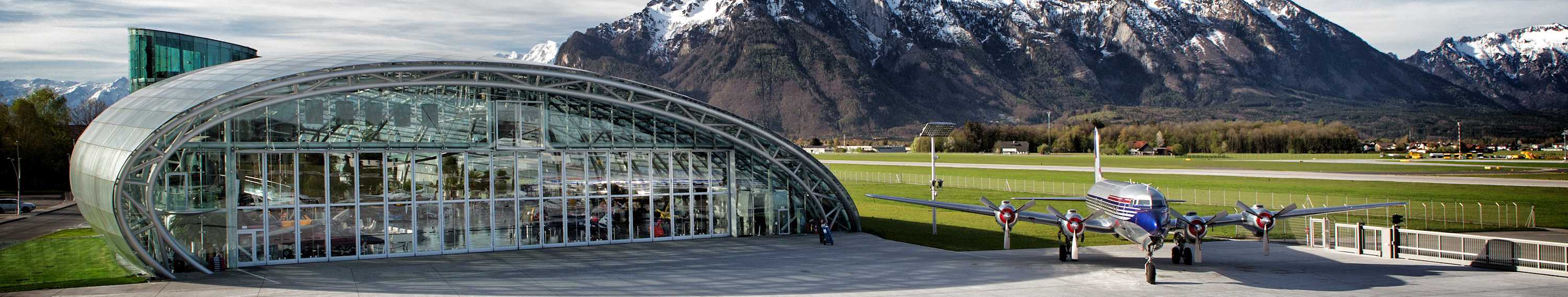 Backround image for job ad Demi Chef de Rang Restaurant Ikarus