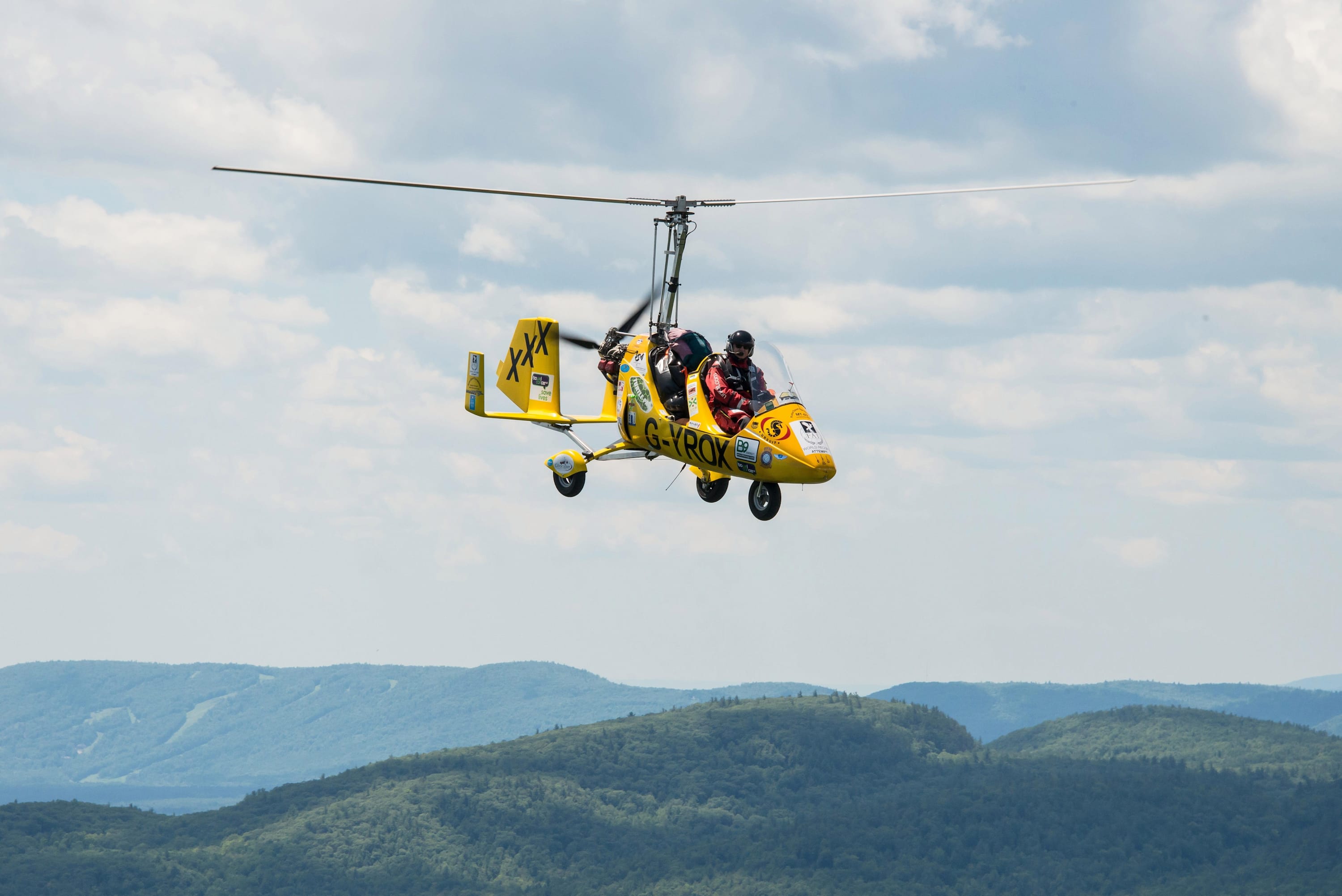 Norman Surplus vola attraverso Glen Falls, New York, USA