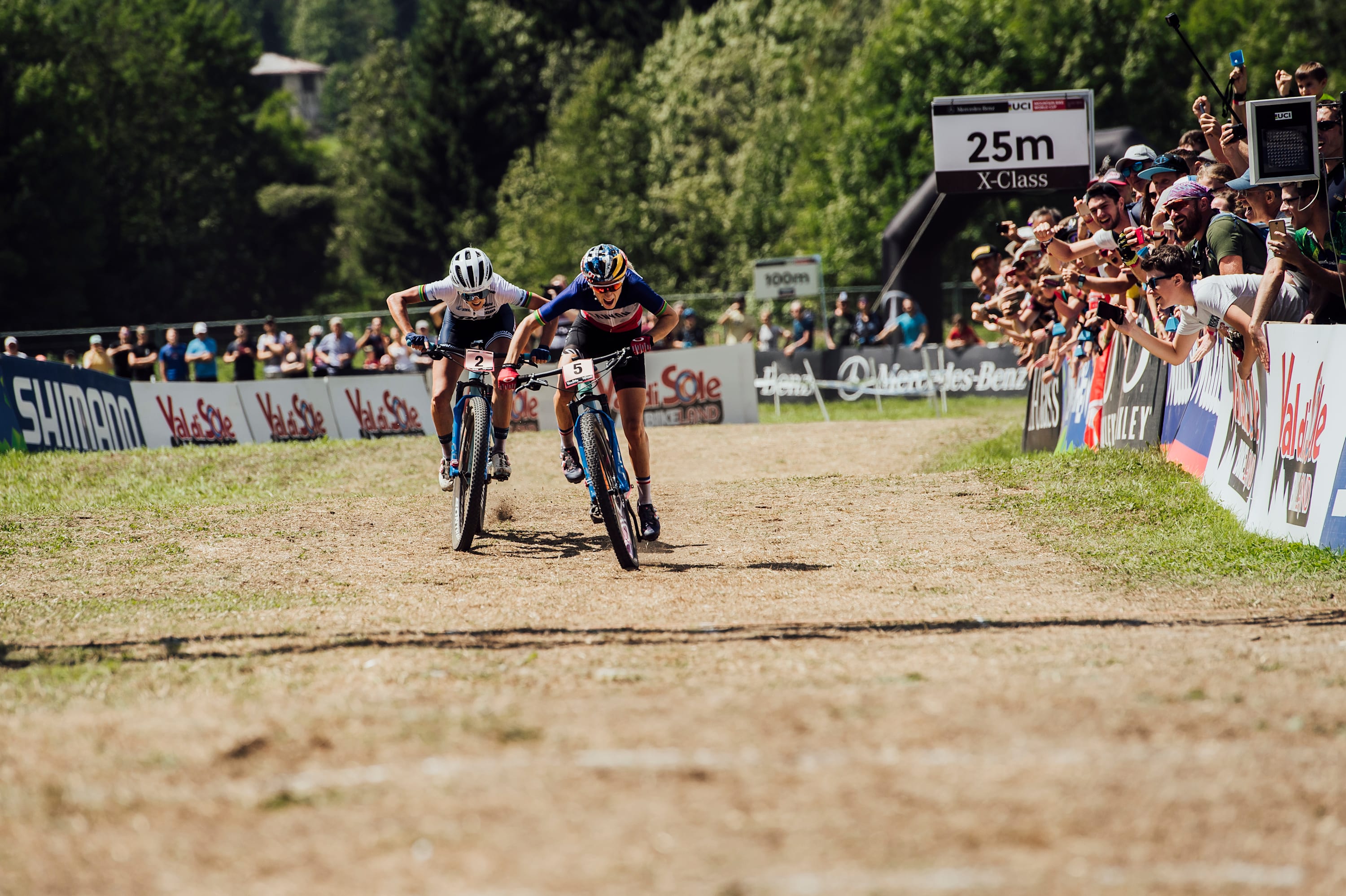 Jolanda Neff und Pauline Ferrand Prevot liefern sich einen heißen Kampf beim UCI XCO-Weltcup in Val di Sole, Italien am 04. August 2019.