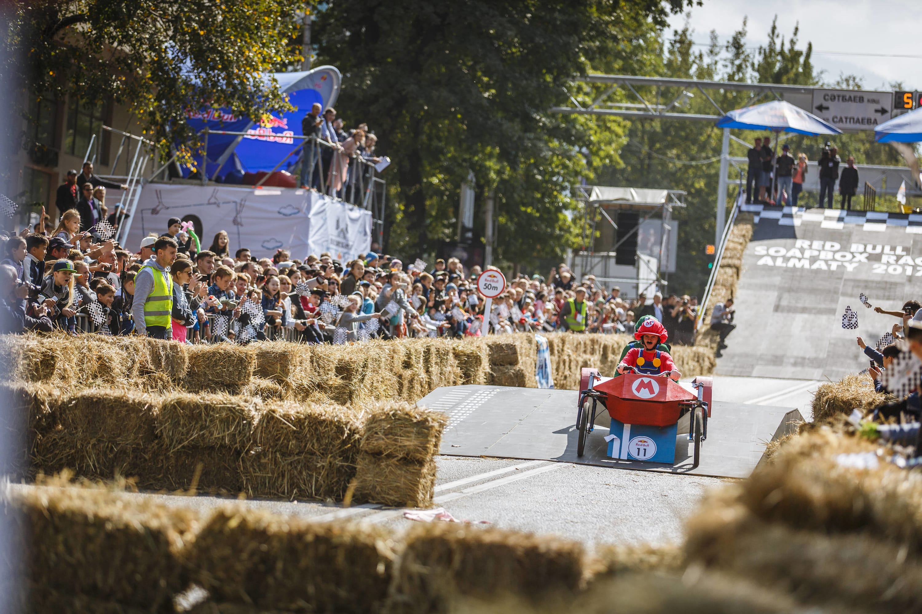 Participantes de la Carrera Red Bull Autos Locos en Almaty, 2017