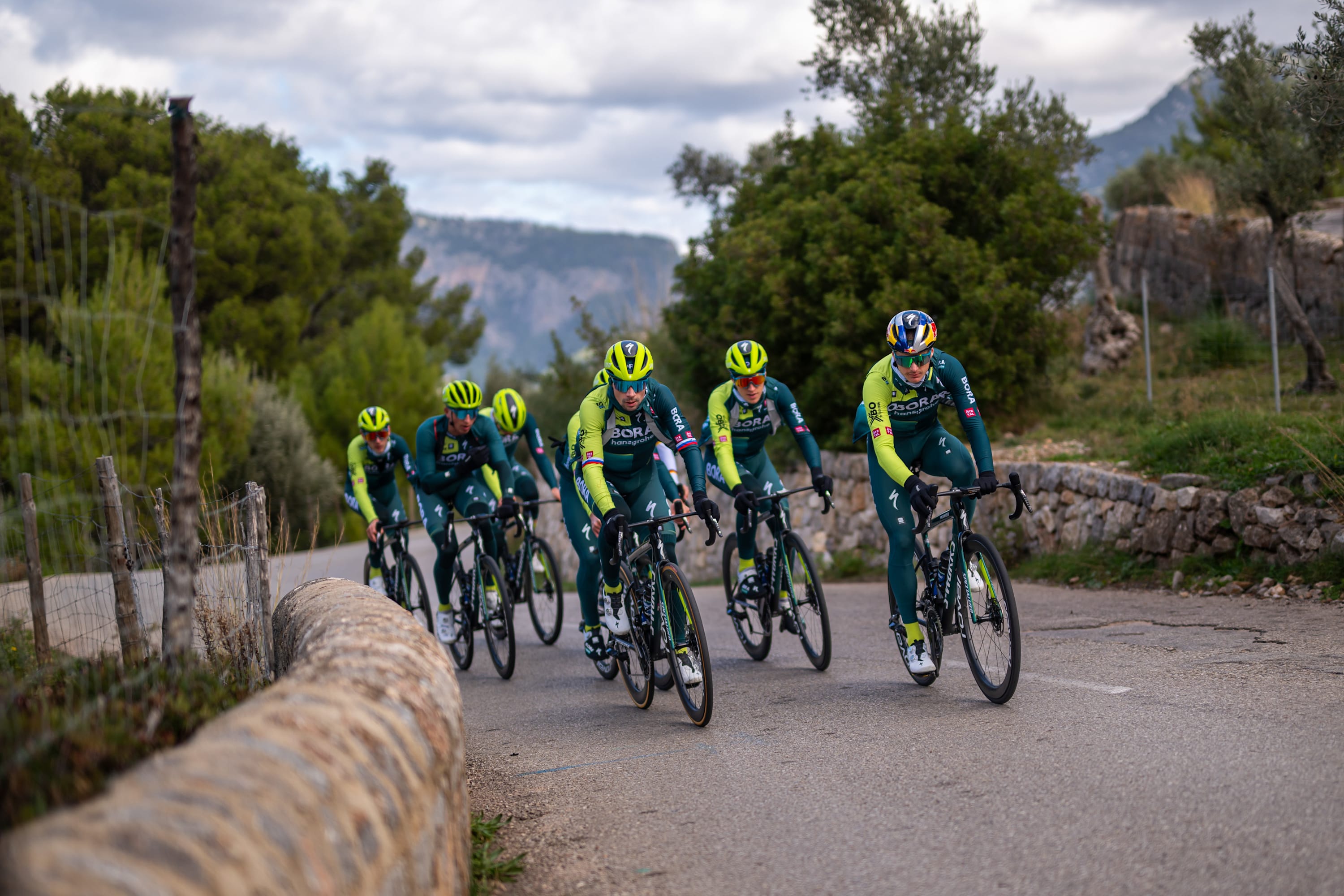 Deportistas de ciclismo de BORA - hansgrohe salen a dar una vuelta en grupo en Mallorca, España, durante un campamento de pretemporada.