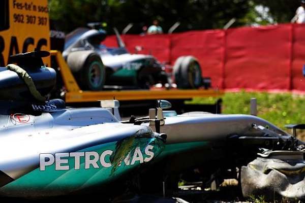Así quedaron los autos de Hamilton y Rosberg después de que chocaran entre sí en la primera vuelta del Gran Premio de España de Fórmula Uno.