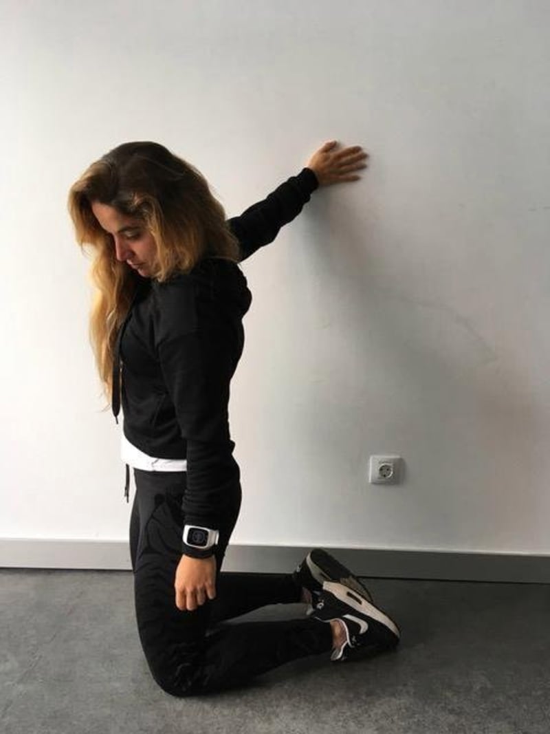 另一种跪姿胸肌伸展动作